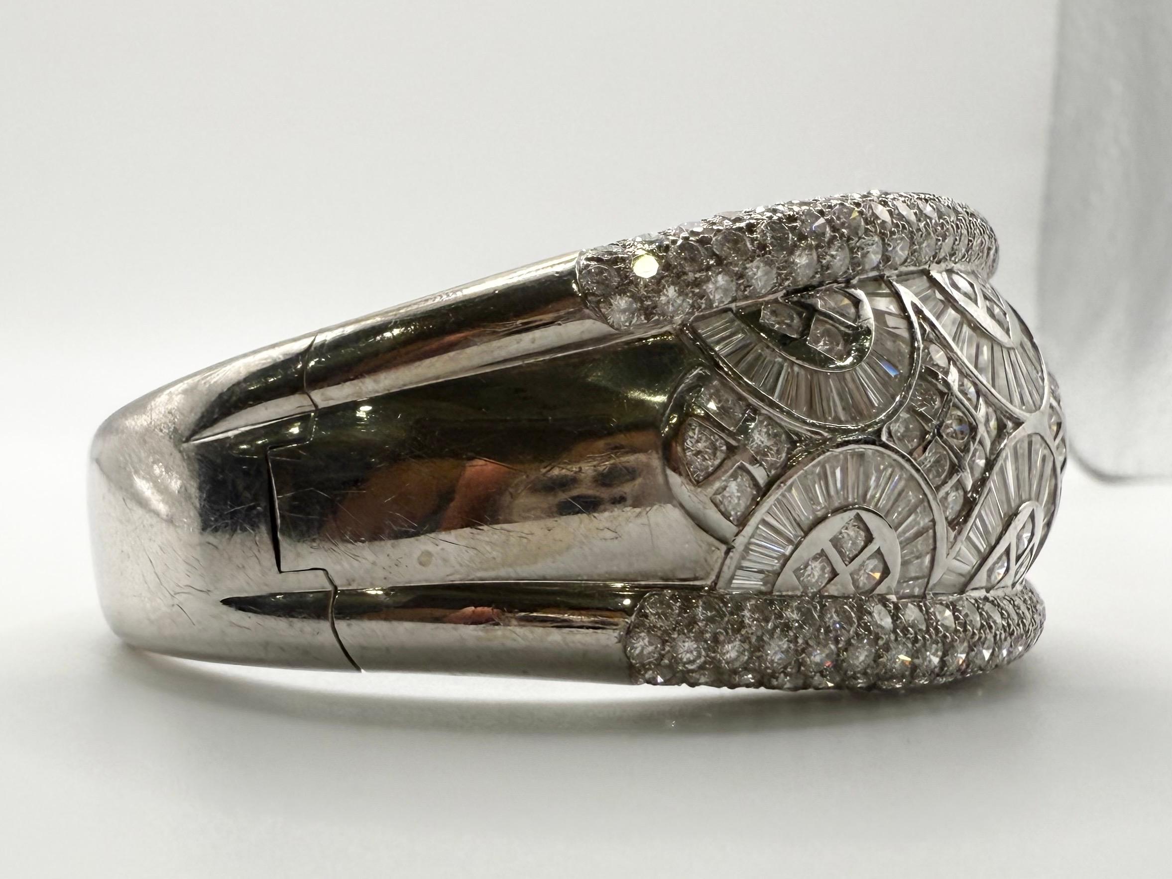 Stupendo braccialetto con diamanti con un design che ha richiesto molto tempo per essere completato, è stupendo, ogni pietra ha il suo posto. Il bracciale è realizzato in oro 18KT con 15,66 carati di diamanti di purezza VVS-SI, colori F_G. Il peso