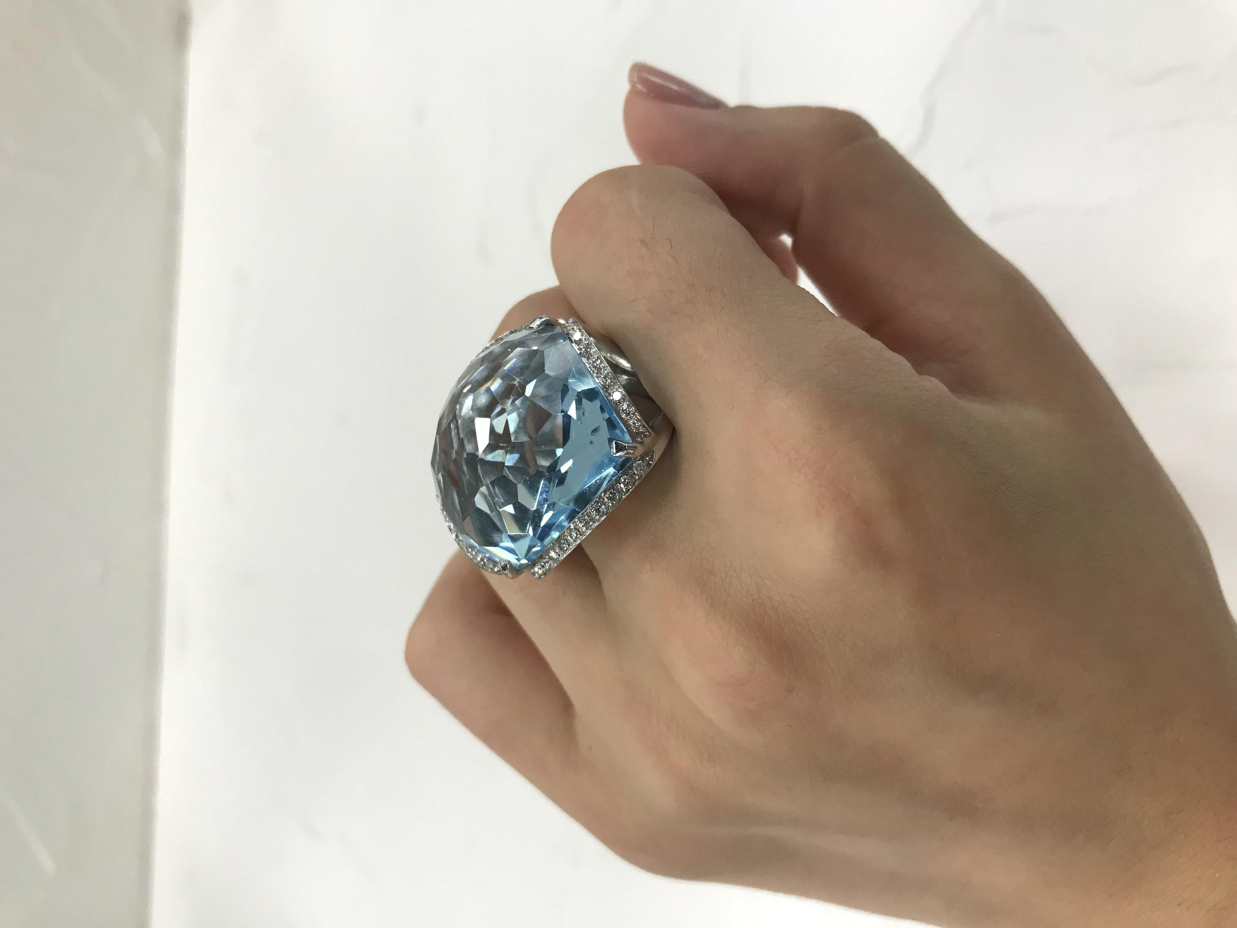 Bague fantaisie rare en or 18 carats avec topaze bleue certifiée et diamants Neuf - En vente à Montreux, CH