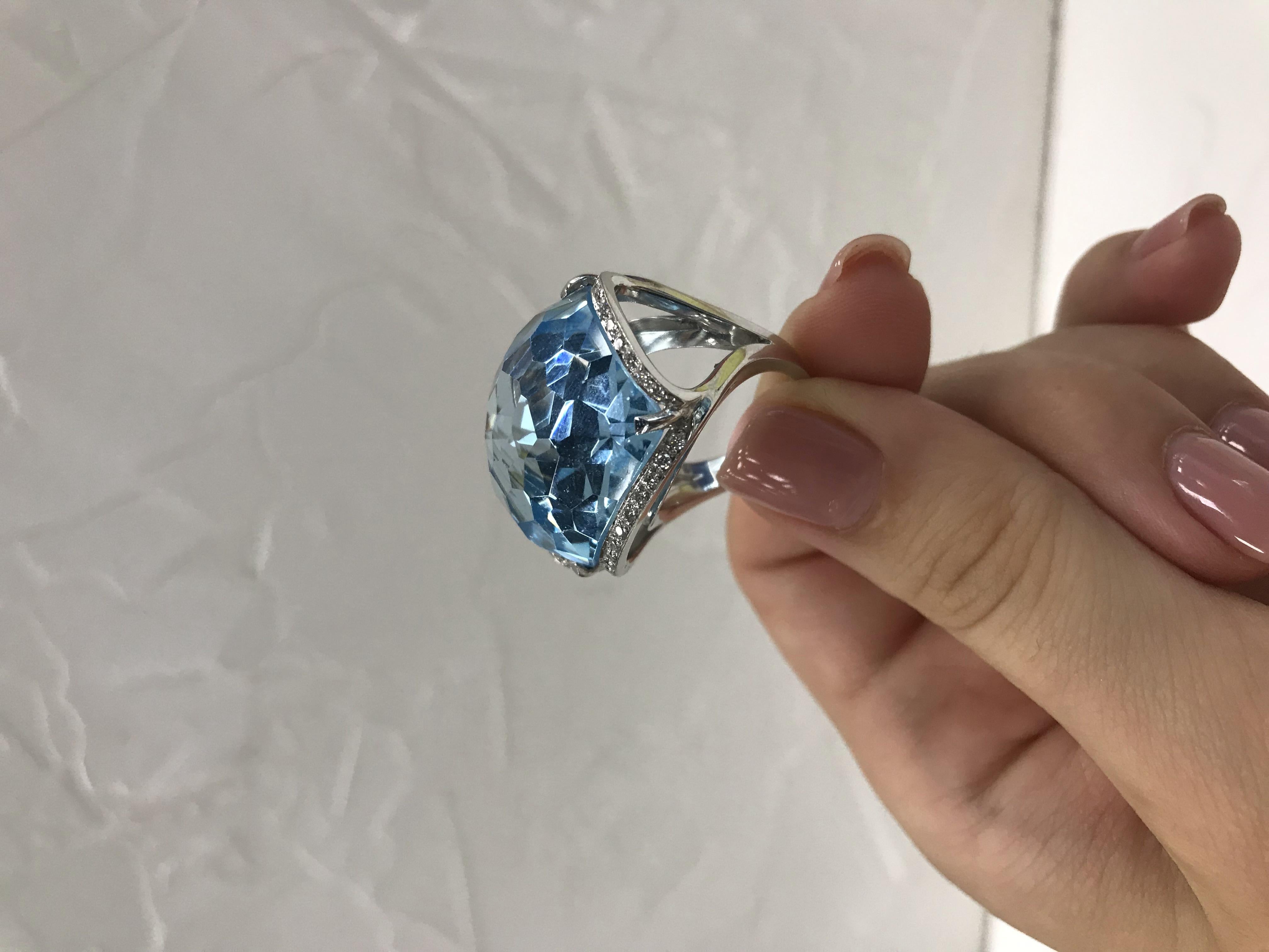 Bague fantaisie rare en or 18 carats avec topaze bleue certifiée et diamants Pour femmes en vente