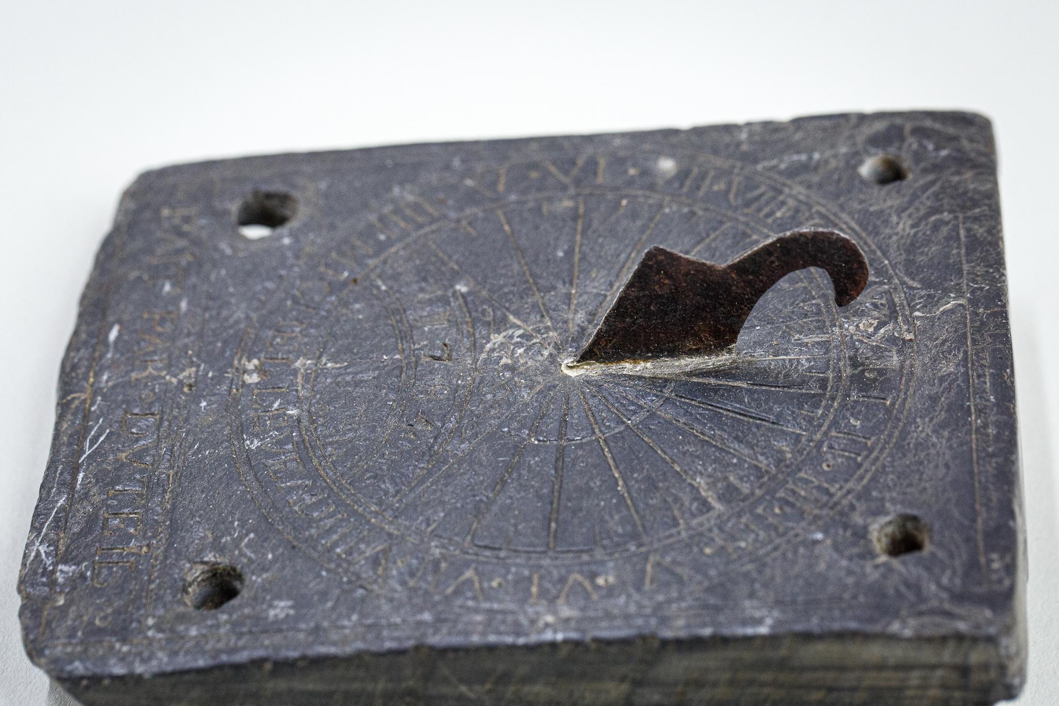 Rare Diminutive 18th Century Sundial Plate Signed and Dated For Sale 4