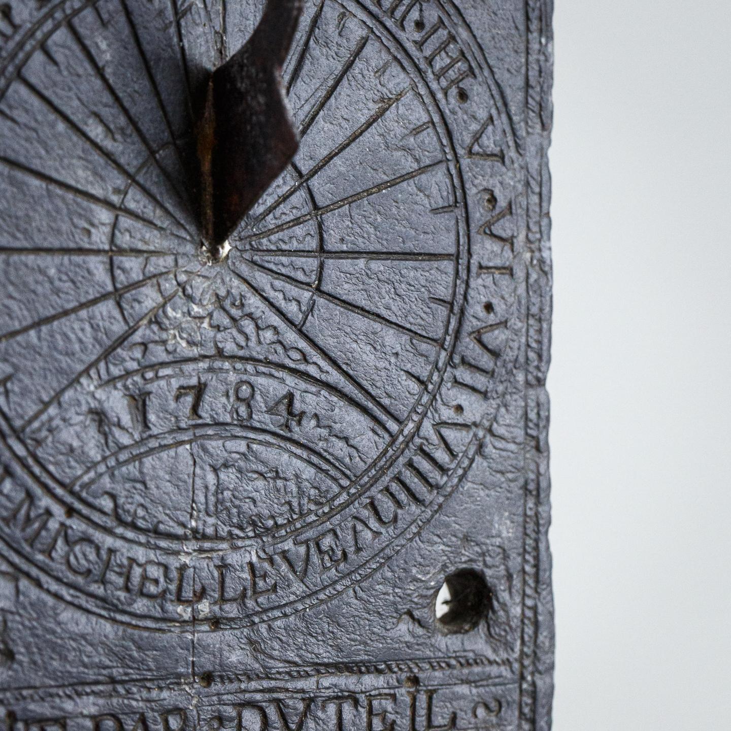 Seltener kleiner Sundialteller aus dem 18. Jahrhundert, signiert und datiert im Angebot 10