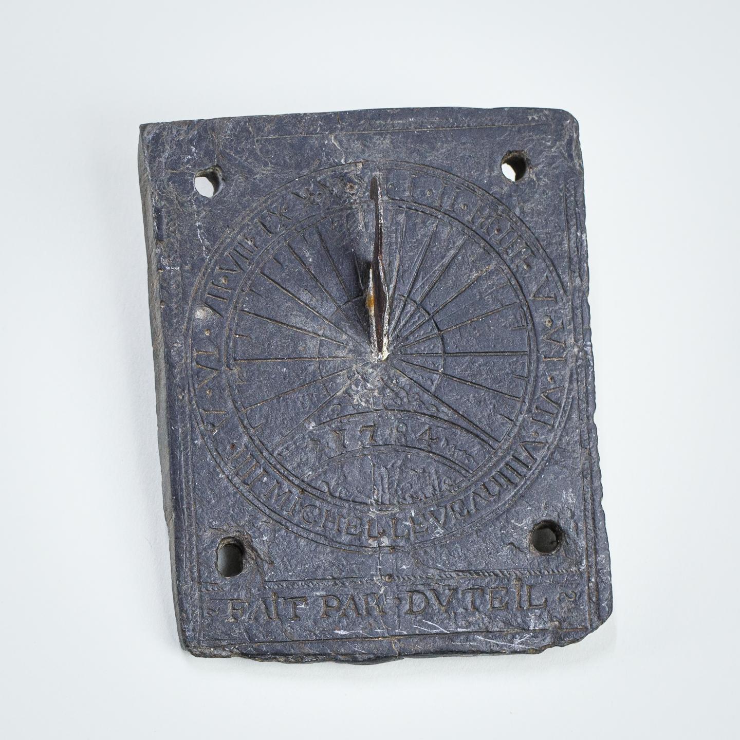 Seltener kleiner Sundialteller aus dem 18. Jahrhundert, signiert und datiert (Schiefer) im Angebot