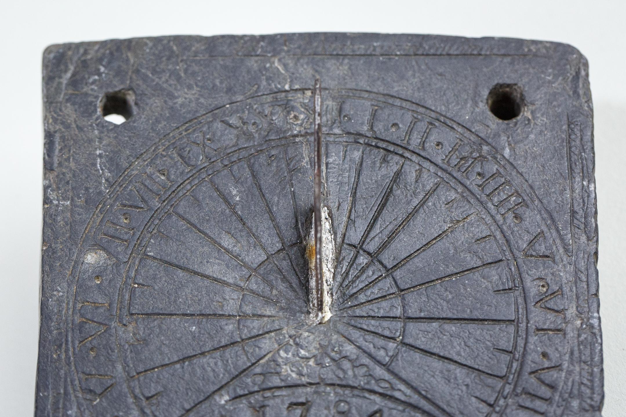 Seltener kleiner Sundialteller aus dem 18. Jahrhundert, signiert und datiert im Angebot 4