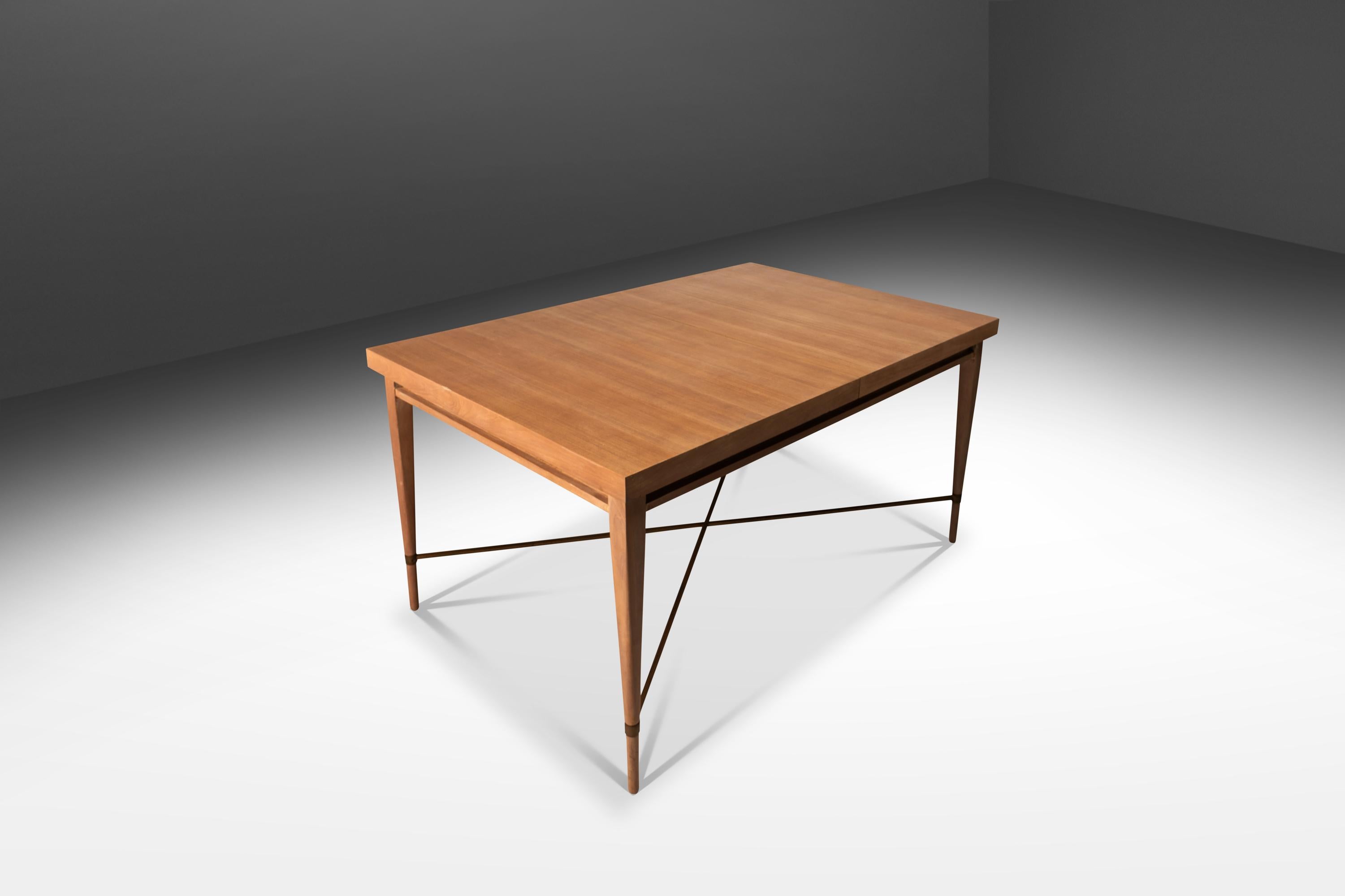 Voici l'exquise table de salle à manger vintage en expansion du célèbre designer Paul McCobb pour Calvin Furniture. Cet ensemble intemporel, qui fait partie de la très prisée Collection S/One, présente un design exceptionnel et une qualité de