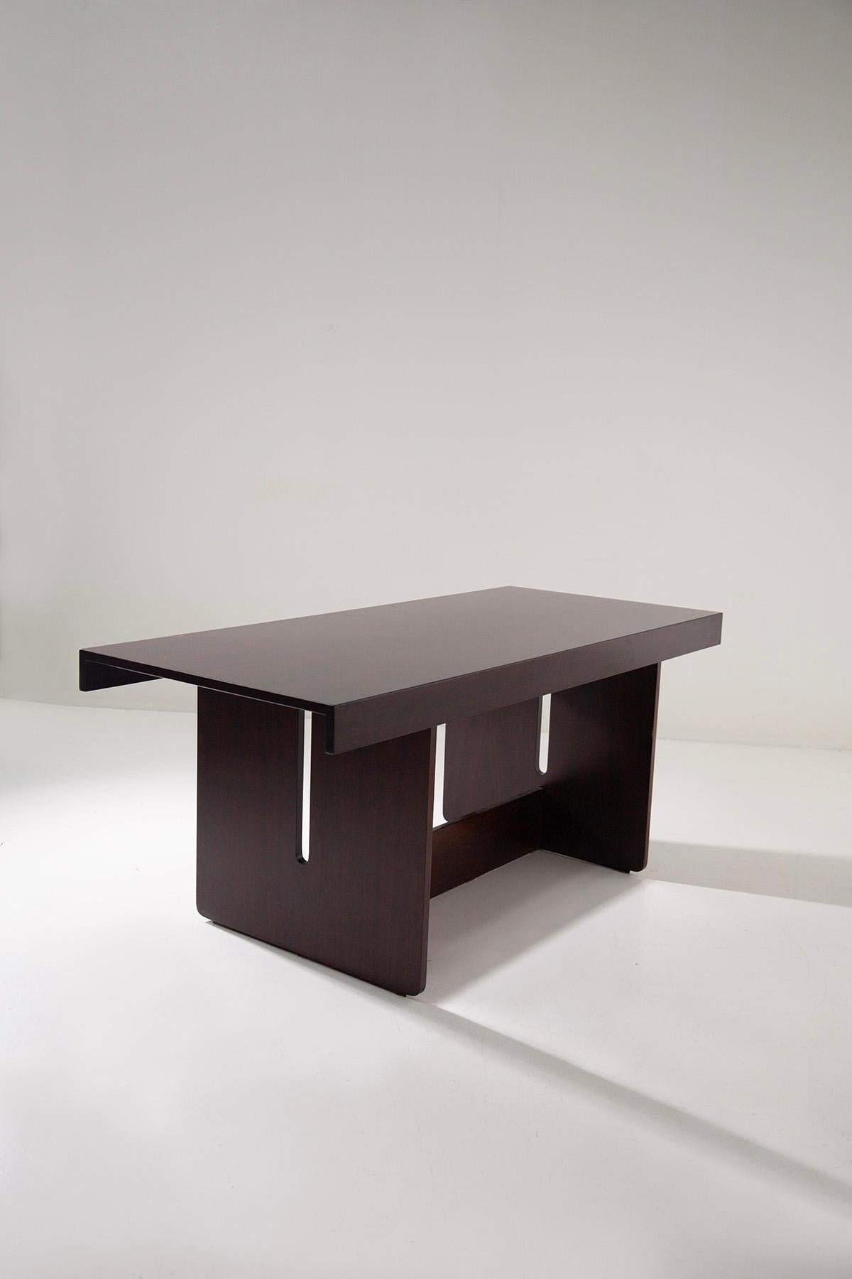 Rare dining table designed by Maio Asnaghi for Industria Asnaghi in the 1970s, an example of timeless elegance and craftsmanship. Made entirely of fine wood, this table is distinguished by the excellent quality of its grain, which adds depth and