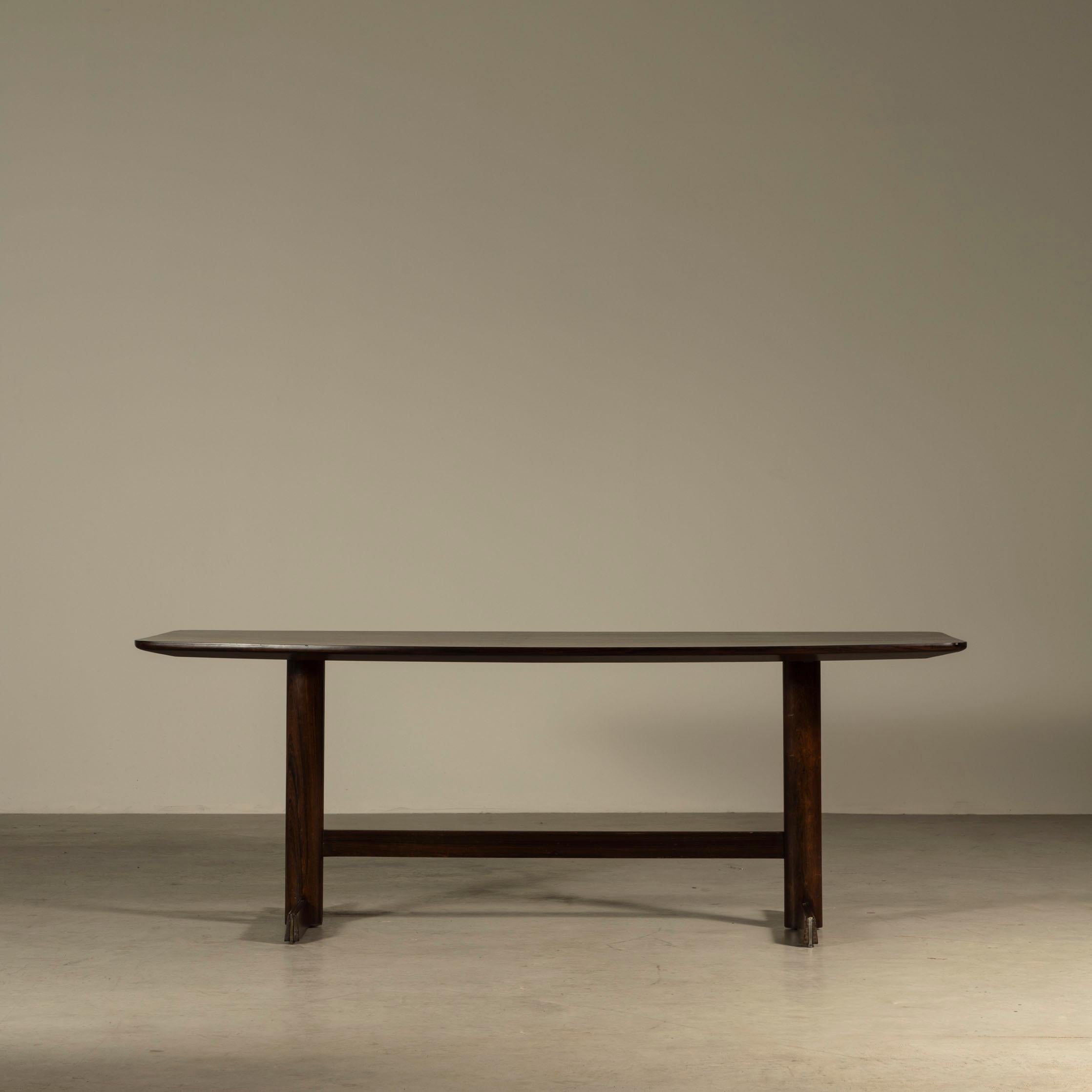 Chef-d'œuvre du design moderne brésilien, cette superbe table de salle à manger de L'Atelier incarne l'essence de l'élégance et de la sophistication. Avec le génie de Jorge Zalszupin à sa tête, L'Atelier a conçu une table de salle à manger qui est à