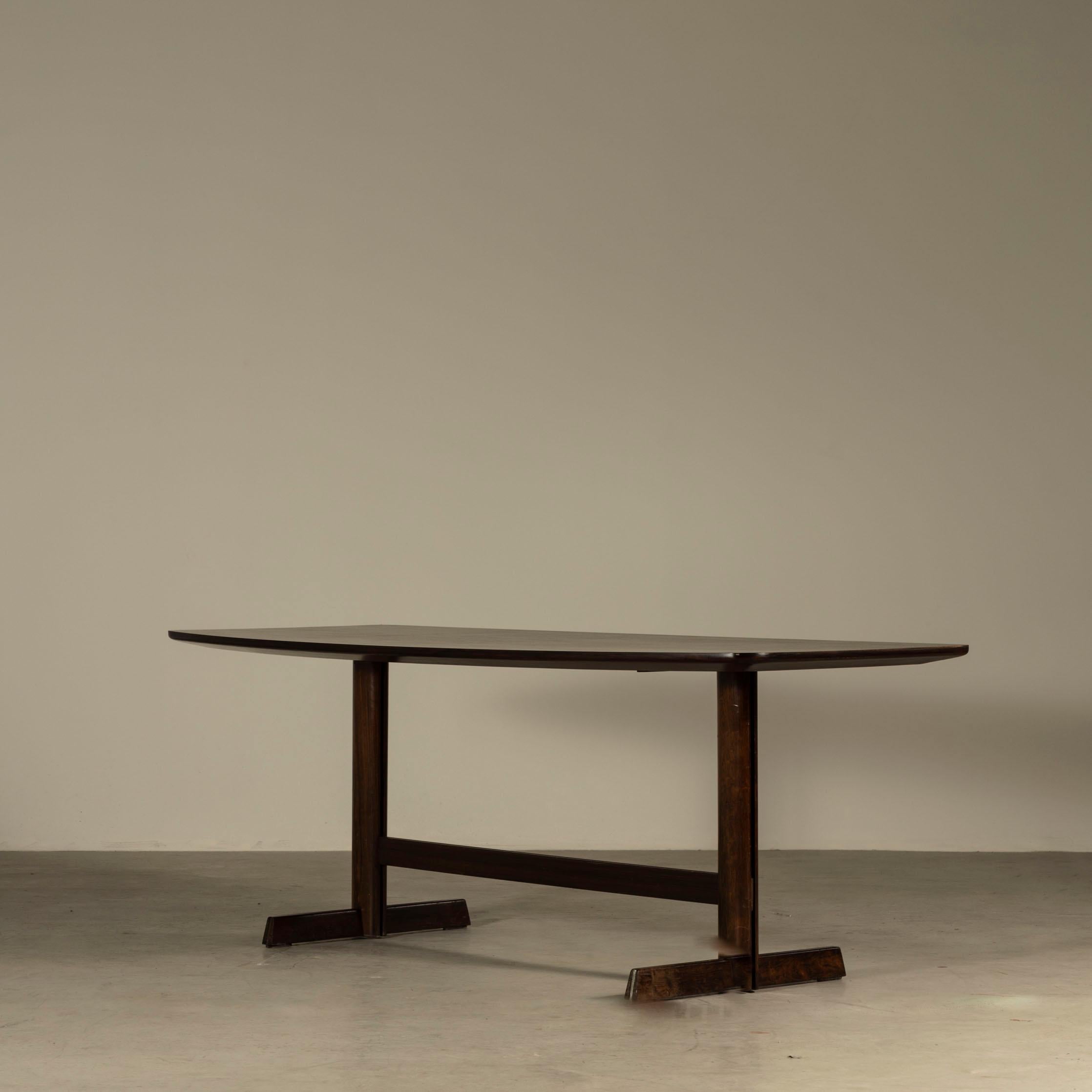 Rare Dining Table in Hardwood, by L'atelier, Brazilian Mid-Century Modern In Good Condition For Sale In Sao Paulo, SP