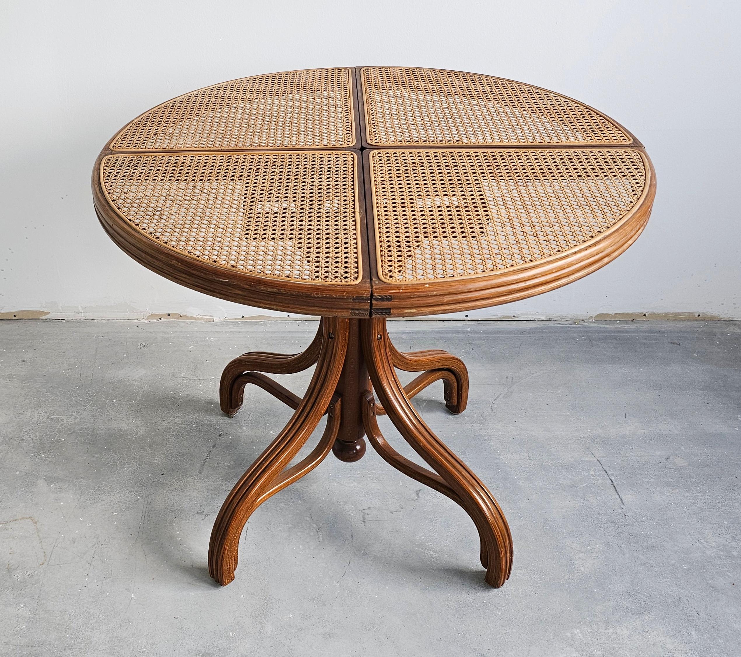 Dans cette annonce, vous trouverez une magnifique et très rare table de salle à manger Mundus, en bois massif, avec plateau en rotin et couvercle en verre. Cette magnifique table de salle à manger vintage s'accordera parfaitement avec votre ensemble