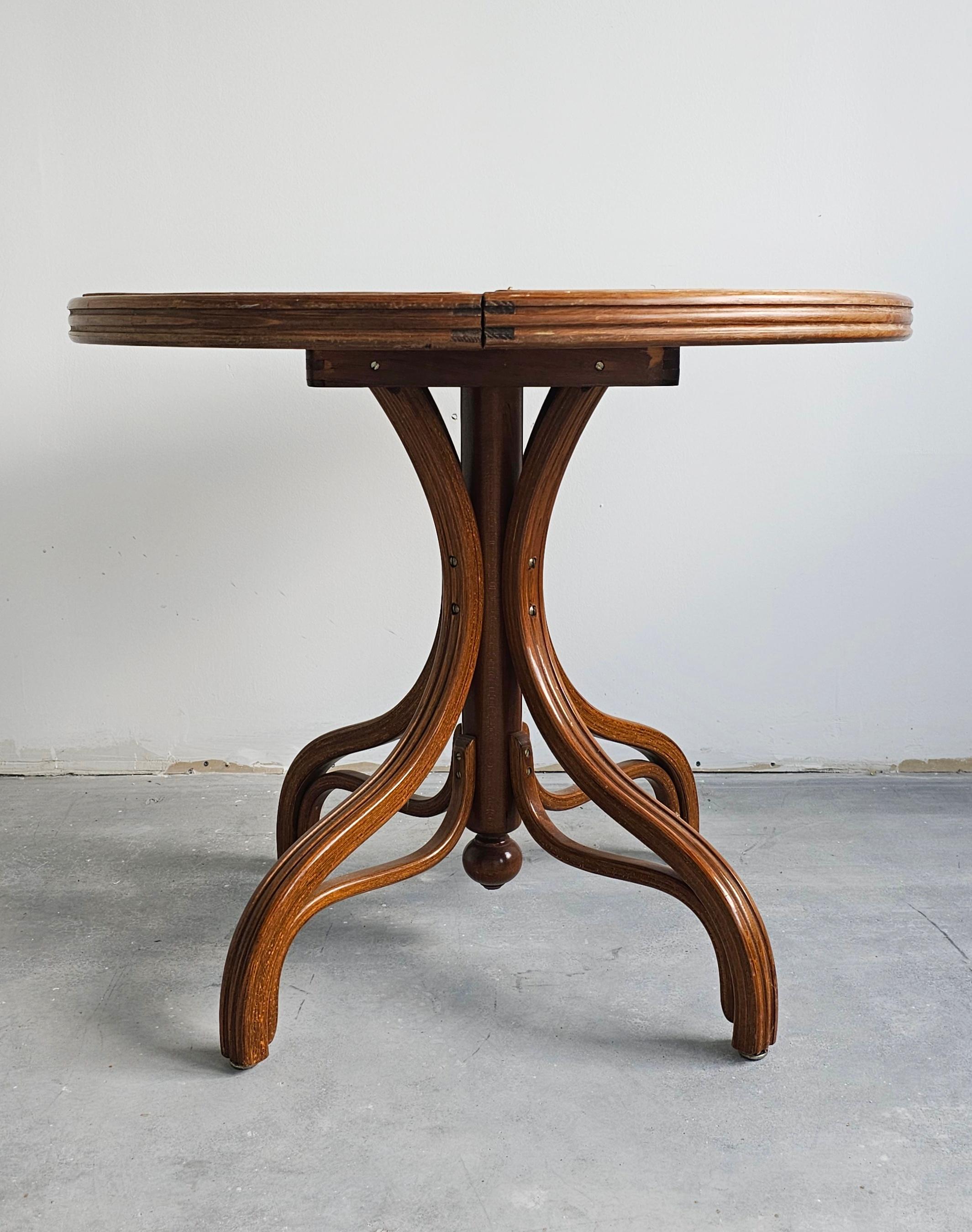 Art nouveau Table de salle à manger rare avec plateau en rotin par Mundus, Yugoslavia, années 1960 en vente