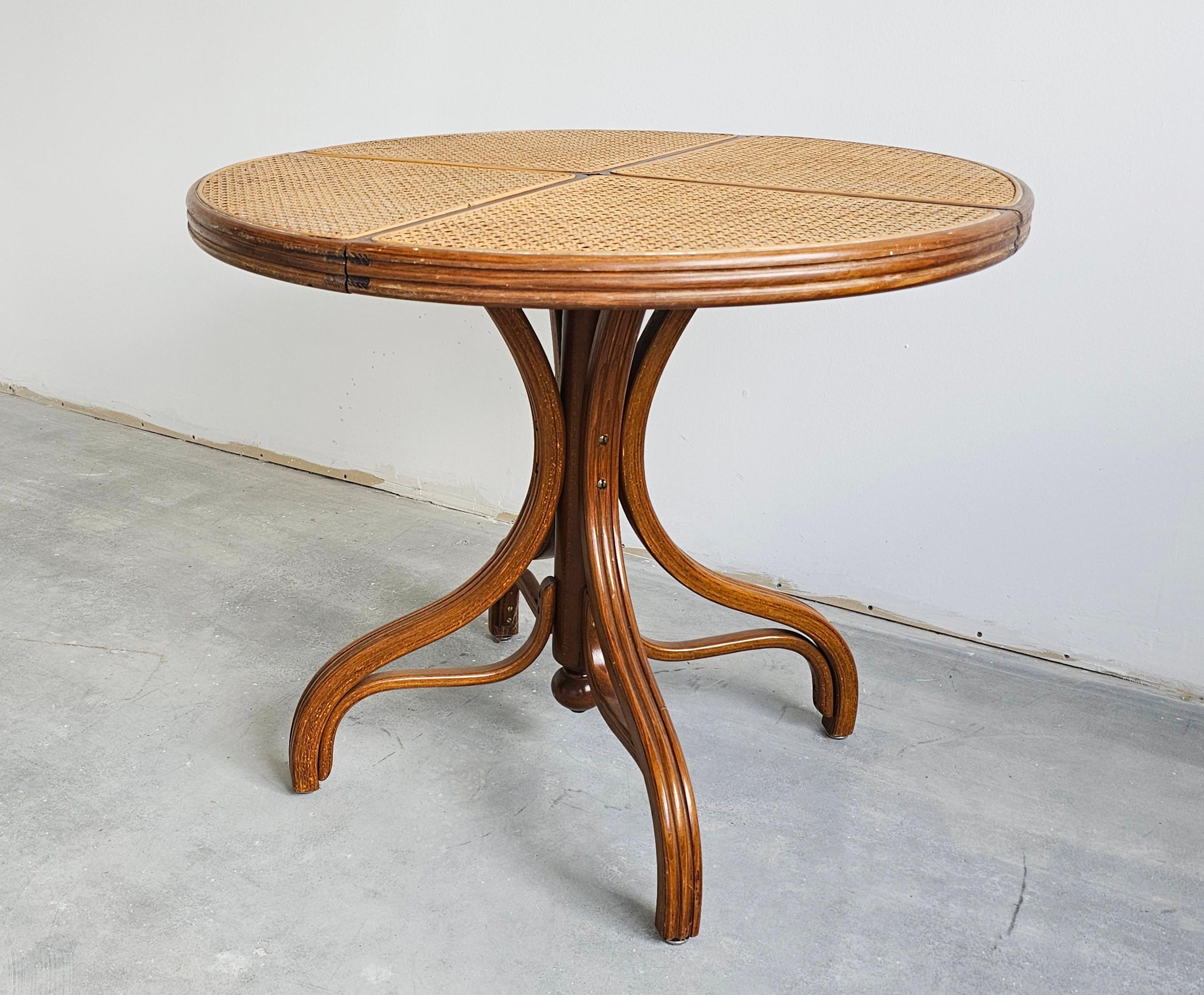 Table de salle à manger rare avec plateau en rotin par Mundus, Yugoslavia, années 1960 Bon état - En vente à Beograd, RS