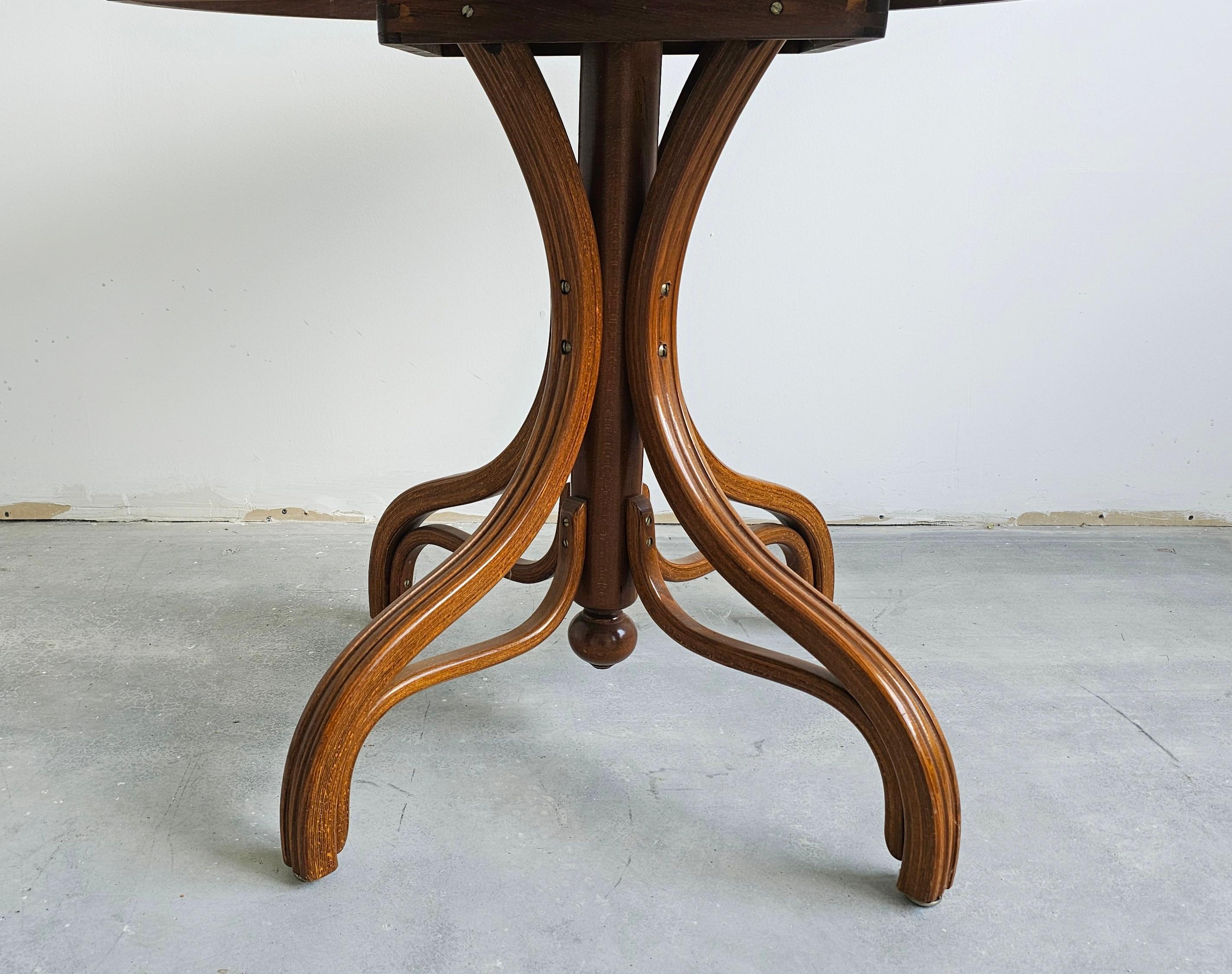 Milieu du XXe siècle Table de salle à manger rare avec plateau en rotin par Mundus, Yugoslavia, années 1960 en vente