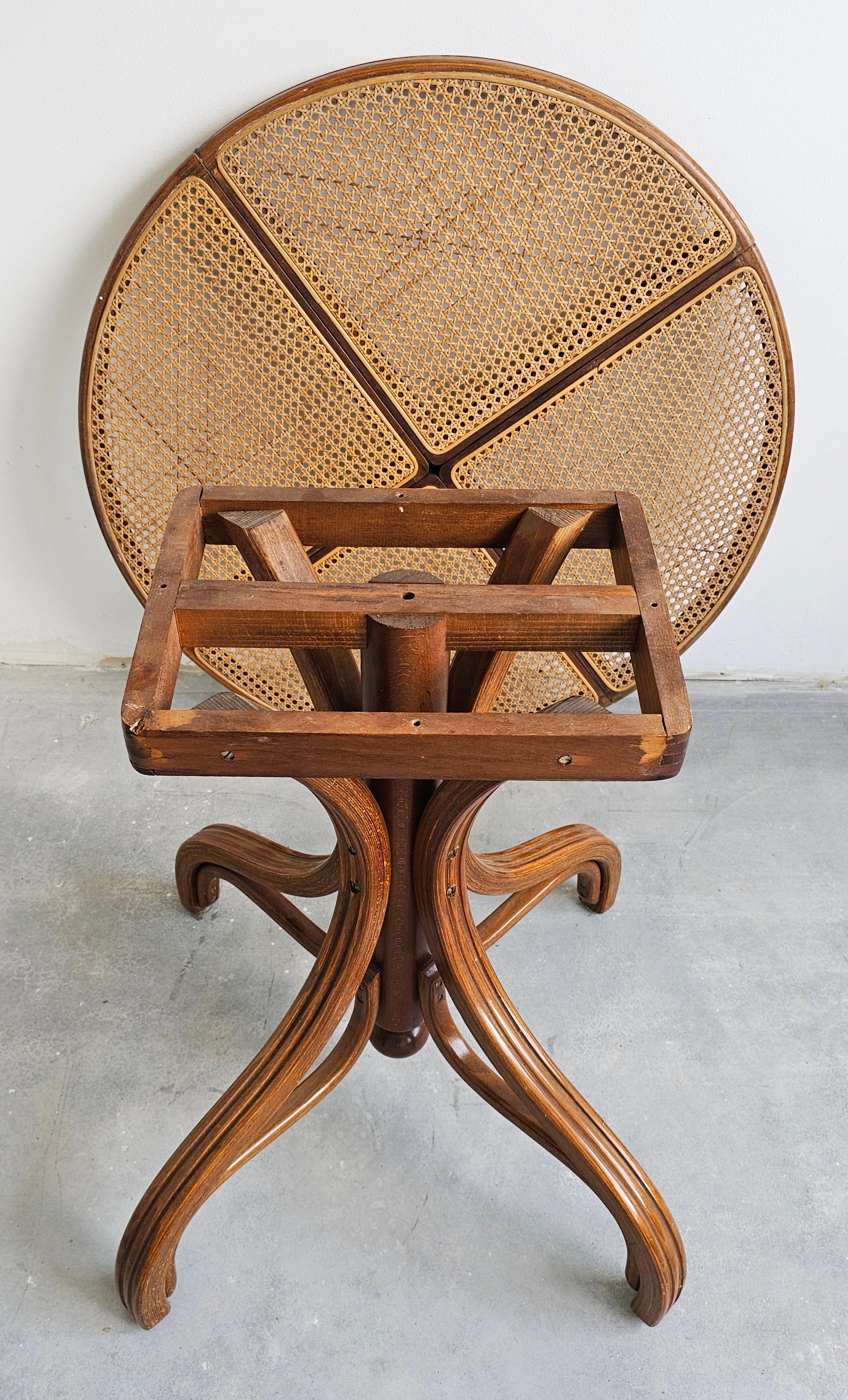Canne Table de salle à manger rare avec plateau en rotin par Mundus, Yugoslavia, années 1960 en vente