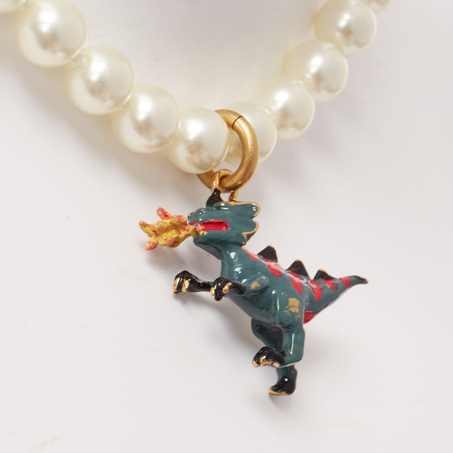 rare DIOR CD logo green fire dinosaur dragon pendant pearl choker necklace
Reference: AAWC/A00918
Brand: Dior
Designer: Maria Grazia Chiuri
Material: Metal, Faux Pearl
Color: Pearl, Green
Pattern: Solid
Closure: Lobster Clasp
Lining: Pearl
Extra