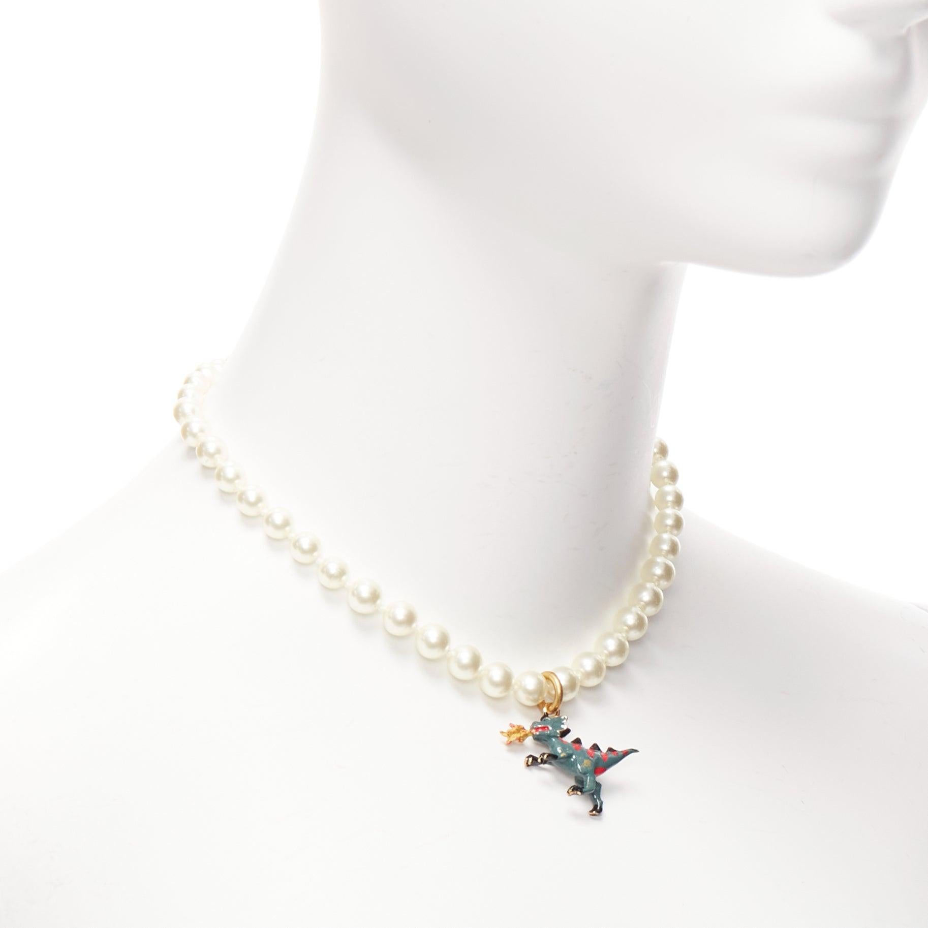 rare DIOR CD logo green fire dinosaur dragon pendant pearl choker necklace In Good Condition For Sale In Hong Kong, NT