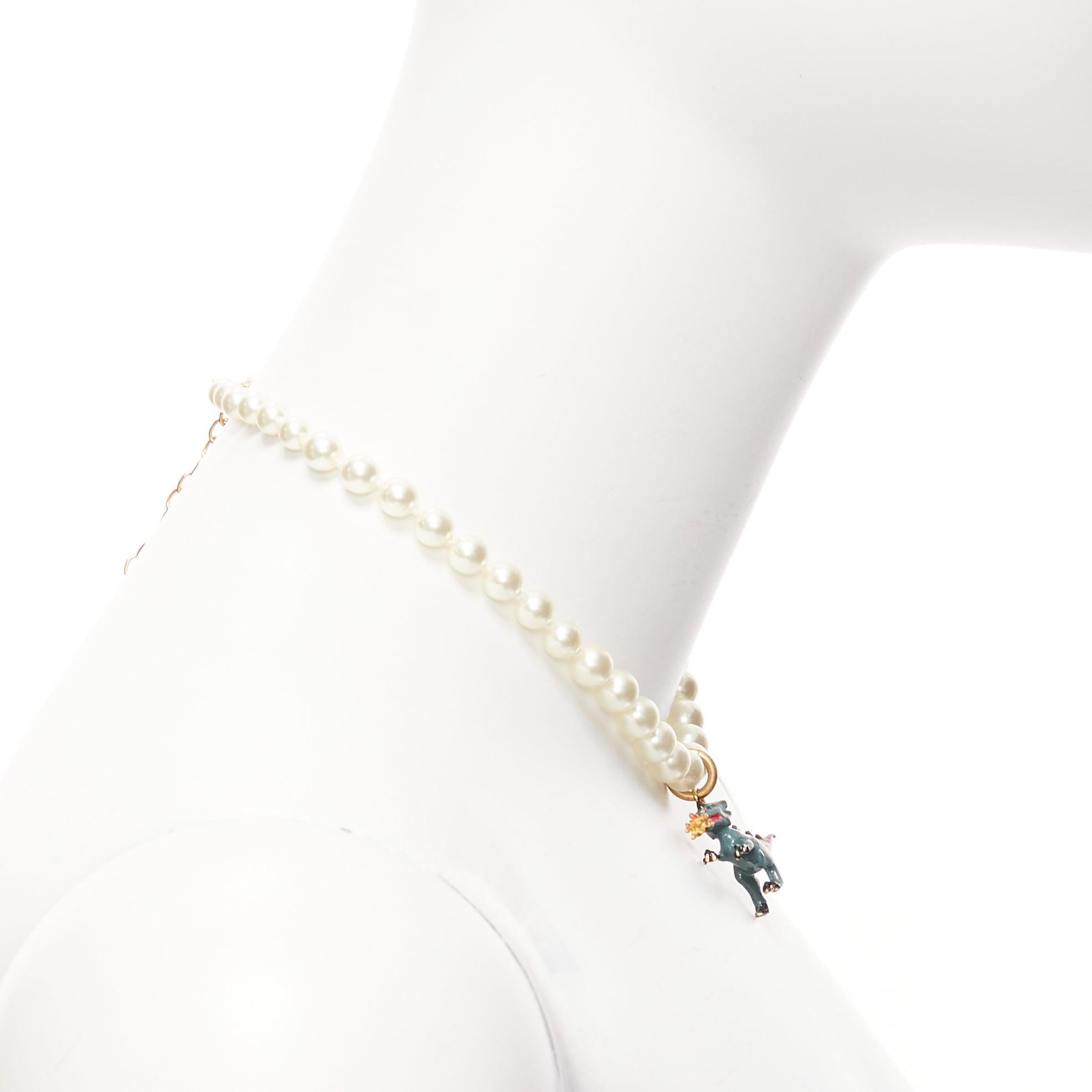 rare DIOR CD logo vert dinosaure dragon pendentif perle collier ras de cou Pour femmes en vente