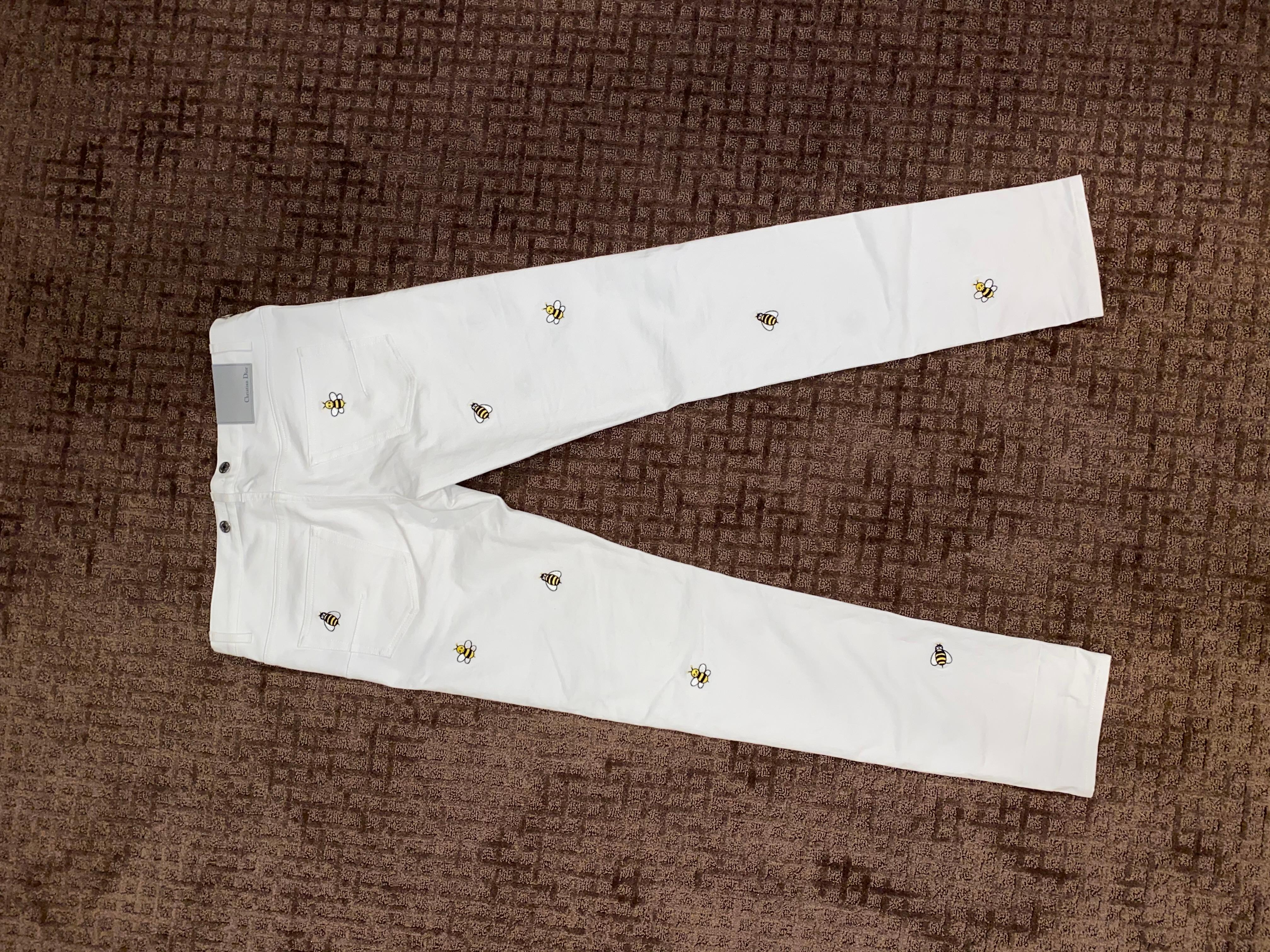 Dior x Kaws white denim pants
Size 32
Excellent condition (worn x1)
Kim Jones first collection with artist kaws

Retail price was $1800+tax
Sold out and very sough after piece. Cannot find this anywhere. Only pair on the net.


Measurements:
Waist: