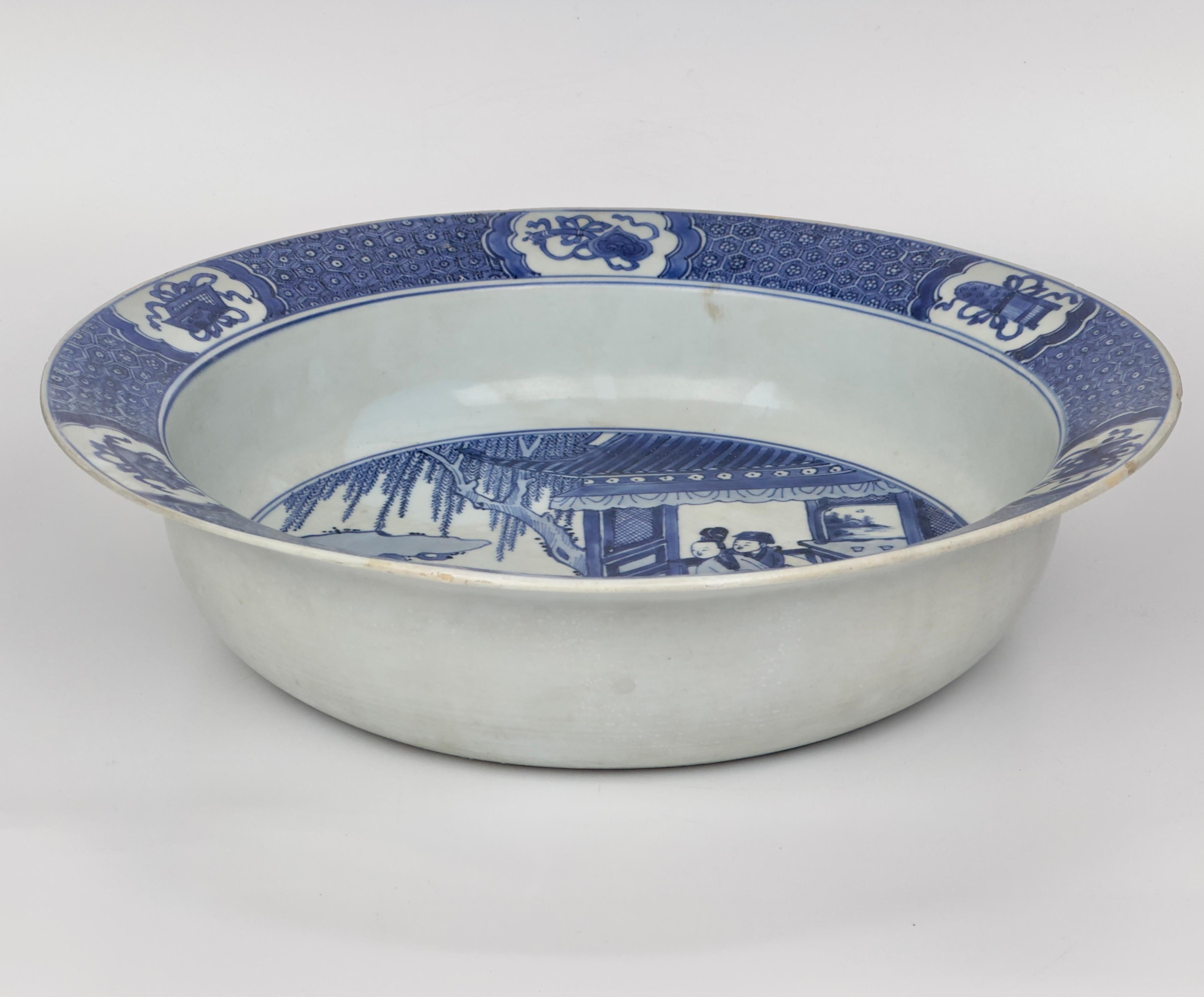 Rare plat avec trois figures sur une terrasse, C 1725, Dynastie Qing, époque Yongzheng en vente 5