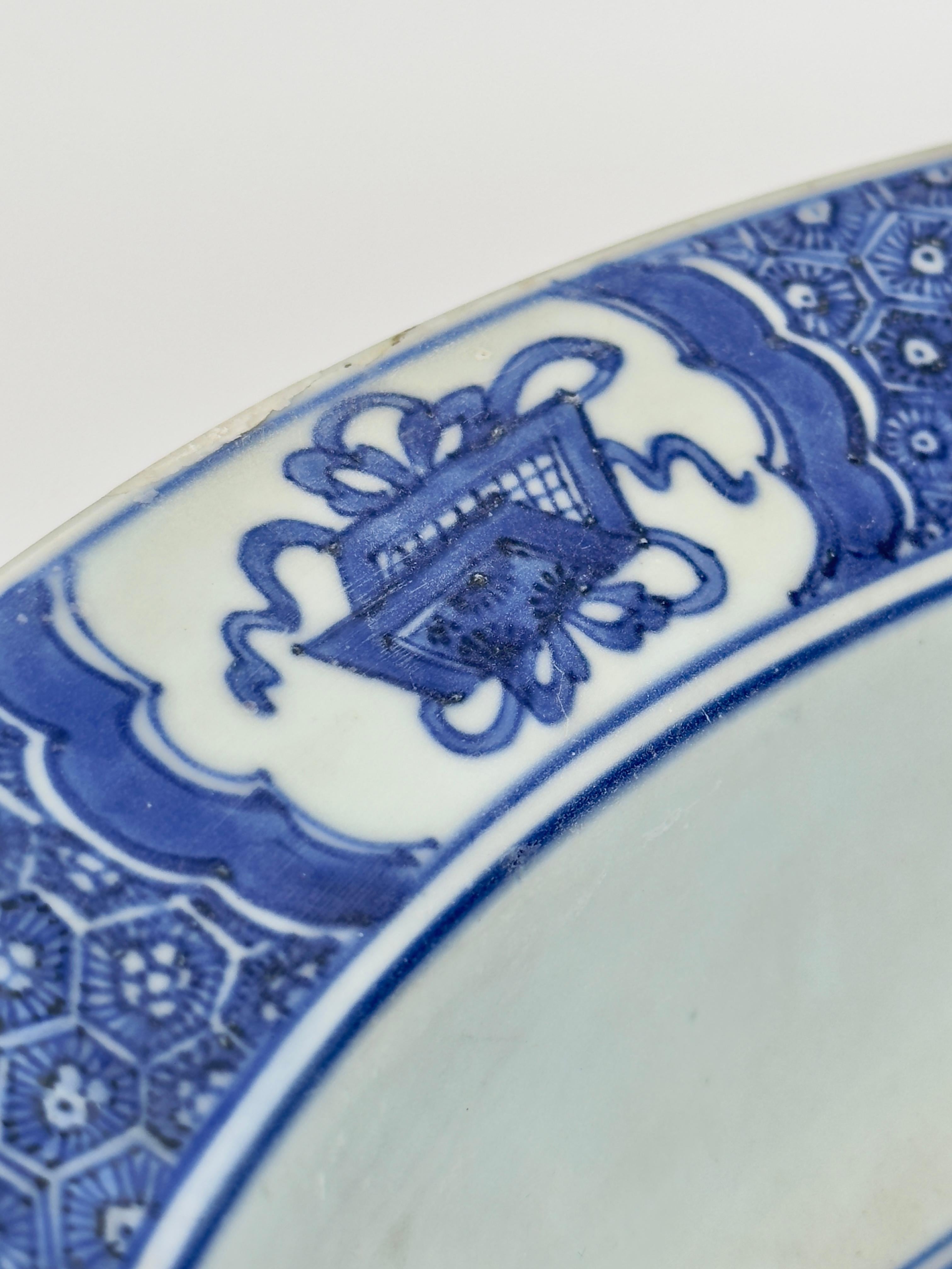 Rare plat avec trois figures sur une terrasse, C 1725, Dynastie Qing, époque Yongzheng en vente 6