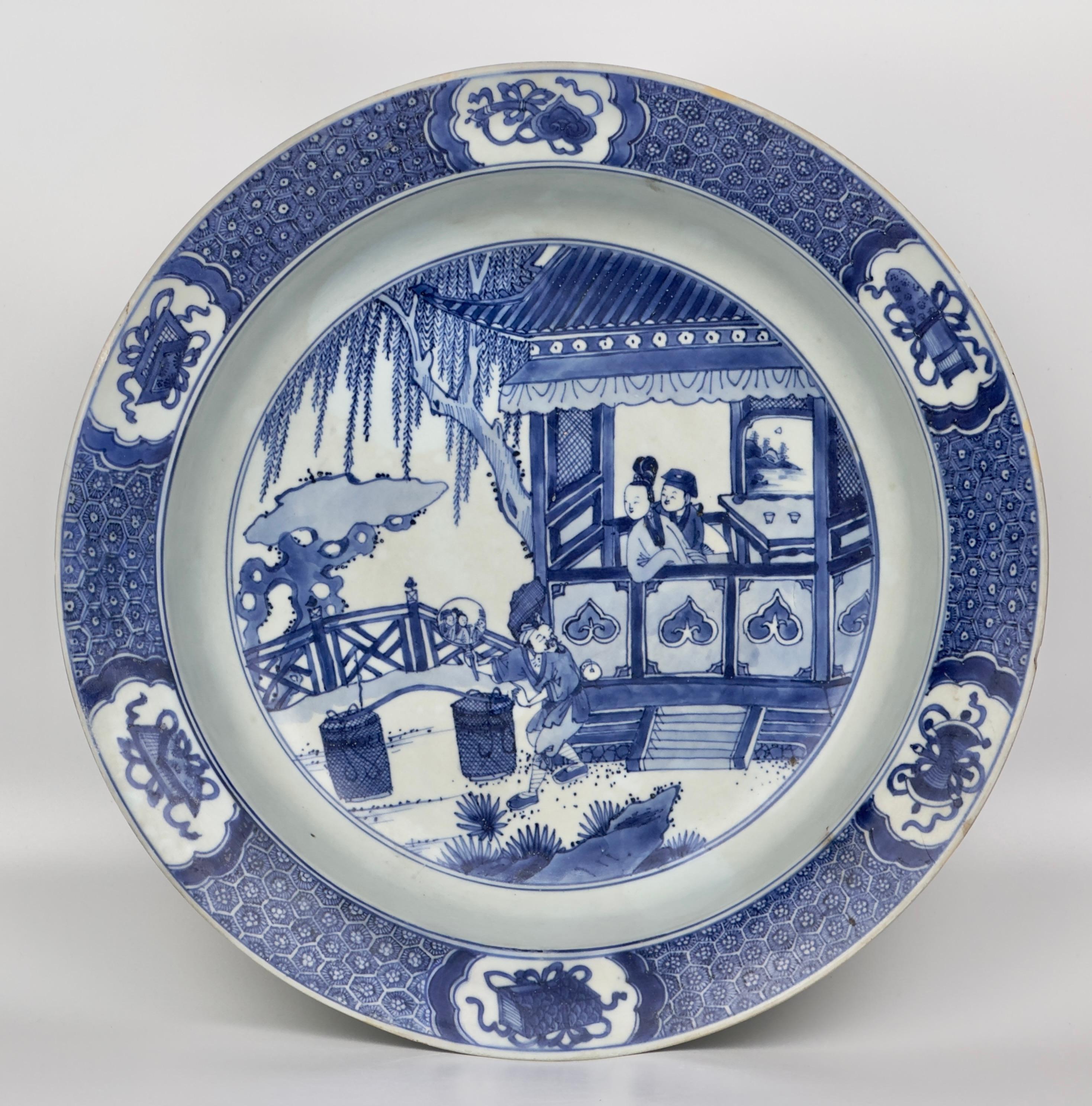 Rare plat avec trois figures sur une terrasse, C 1725, Dynastie Qing, époque Yongzheng en vente 7