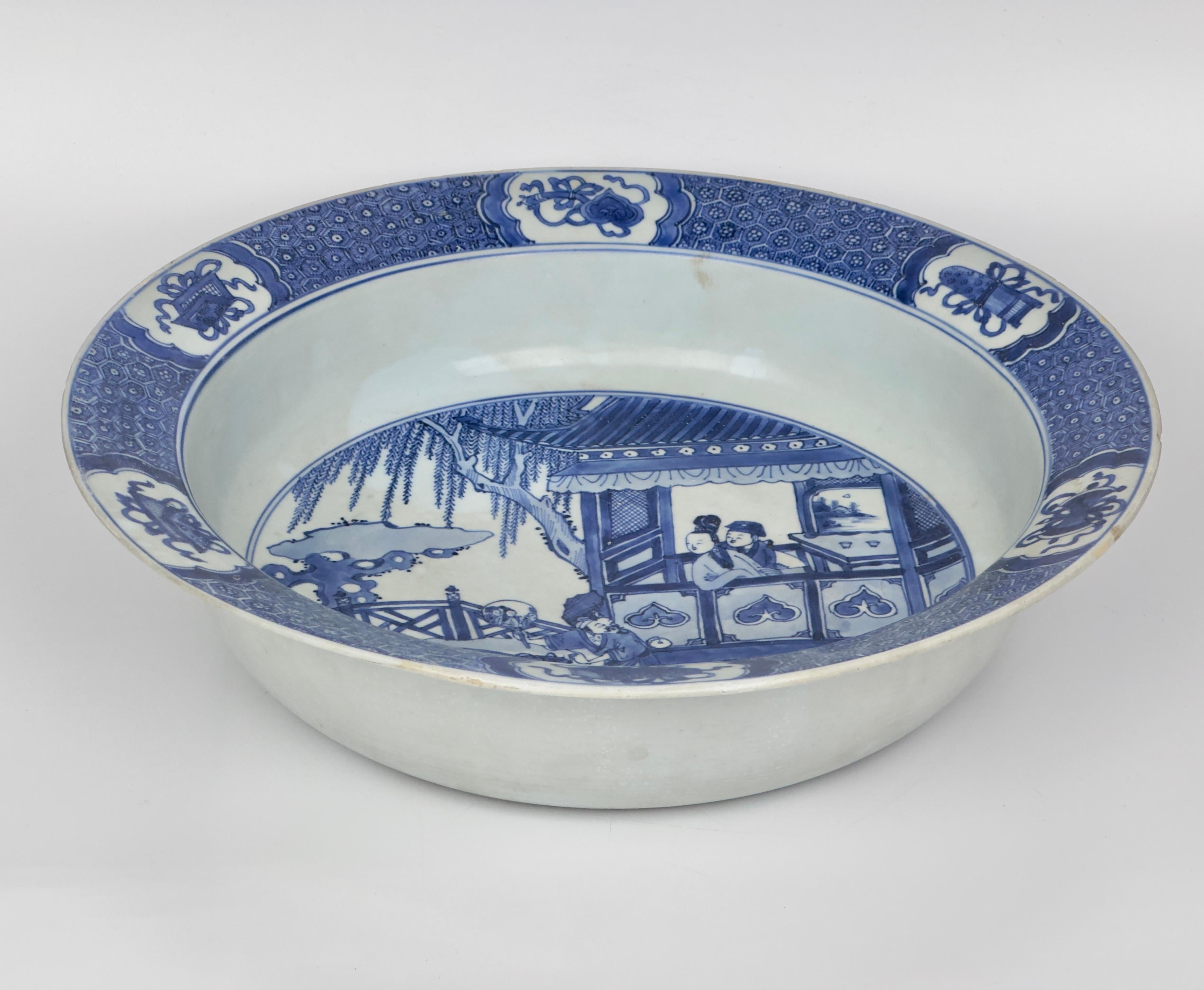 Vietnamien Rare plat avec trois figures sur une terrasse, C 1725, Dynastie Qing, époque Yongzheng en vente