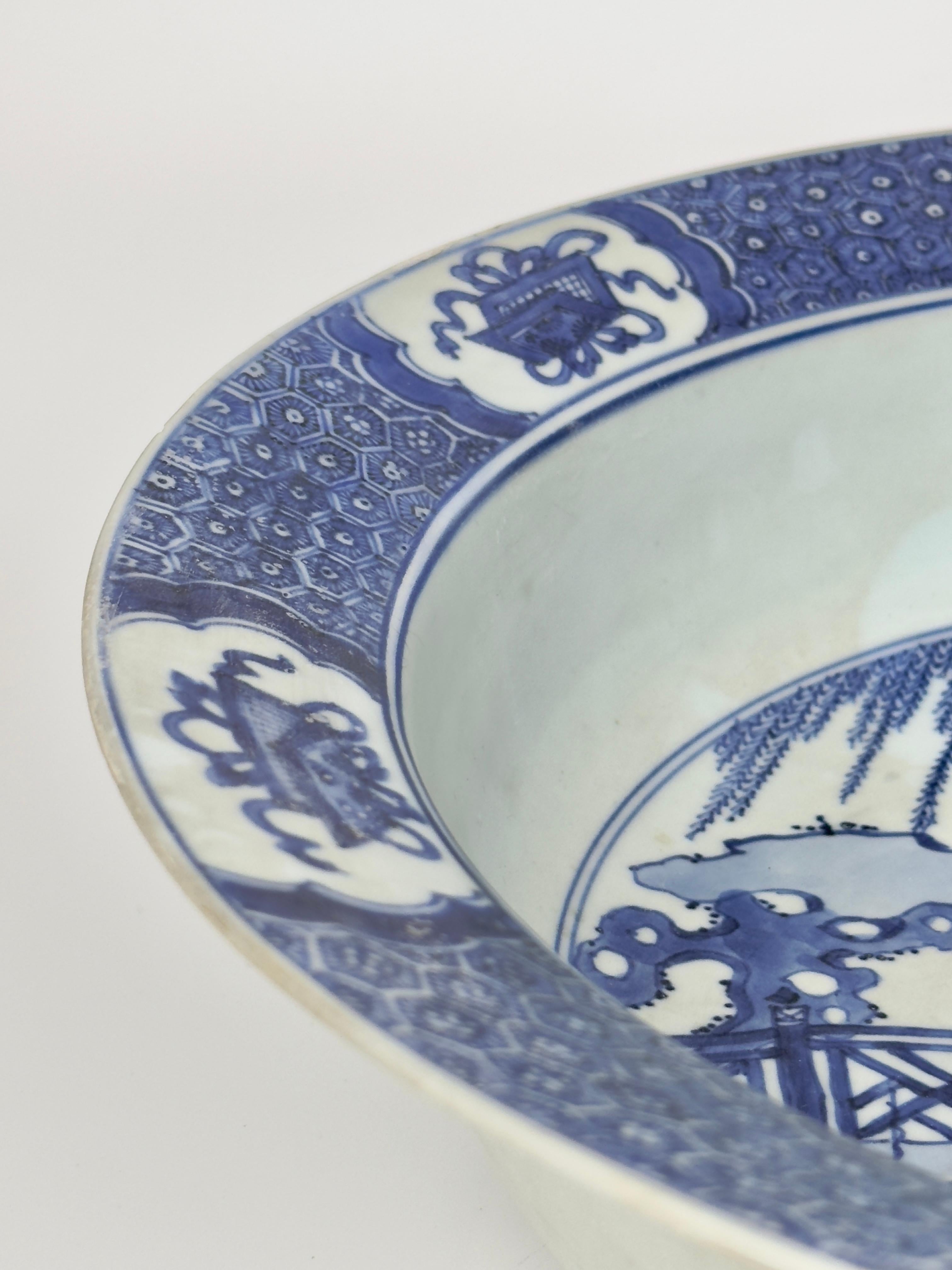 Vernissé Rare plat avec trois figures sur une terrasse, C 1725, Dynastie Qing, époque Yongzheng en vente