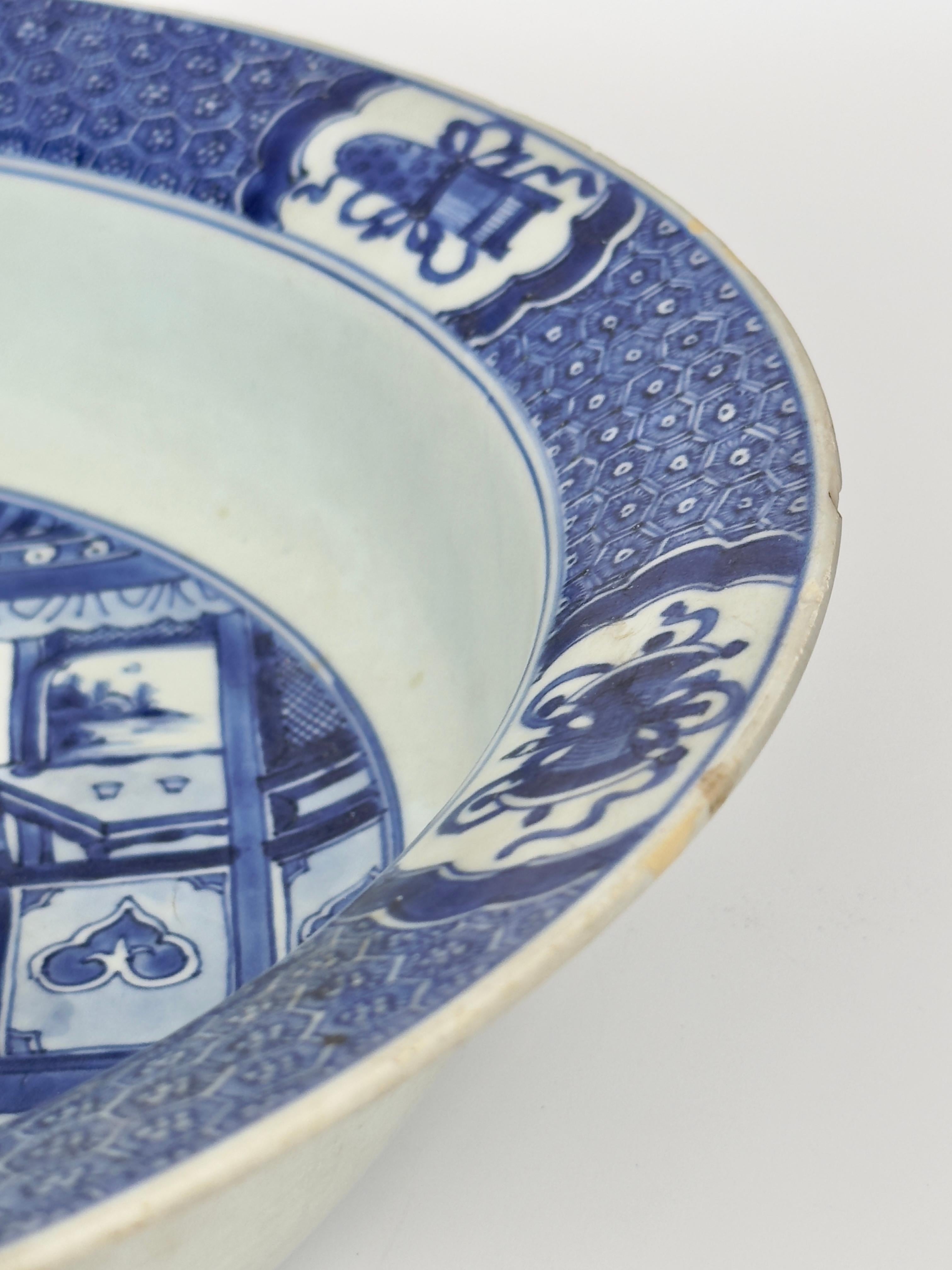 Rare plat avec trois figures sur une terrasse, C 1725, Dynastie Qing, époque Yongzheng Bon état - En vente à seoul, KR