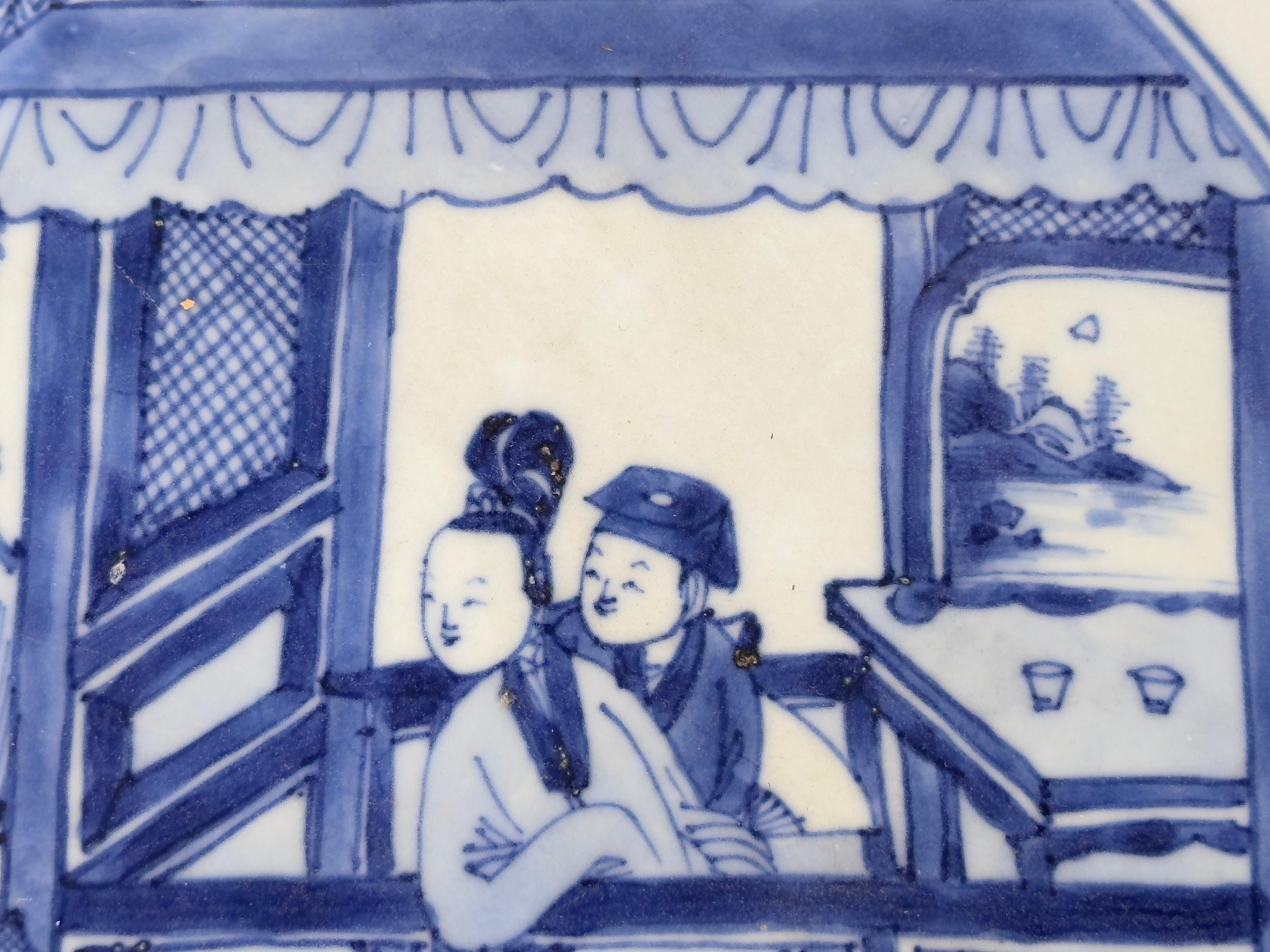 Rare plat avec trois figures sur une terrasse, C 1725, Dynastie Qing, époque Yongzheng en vente 2