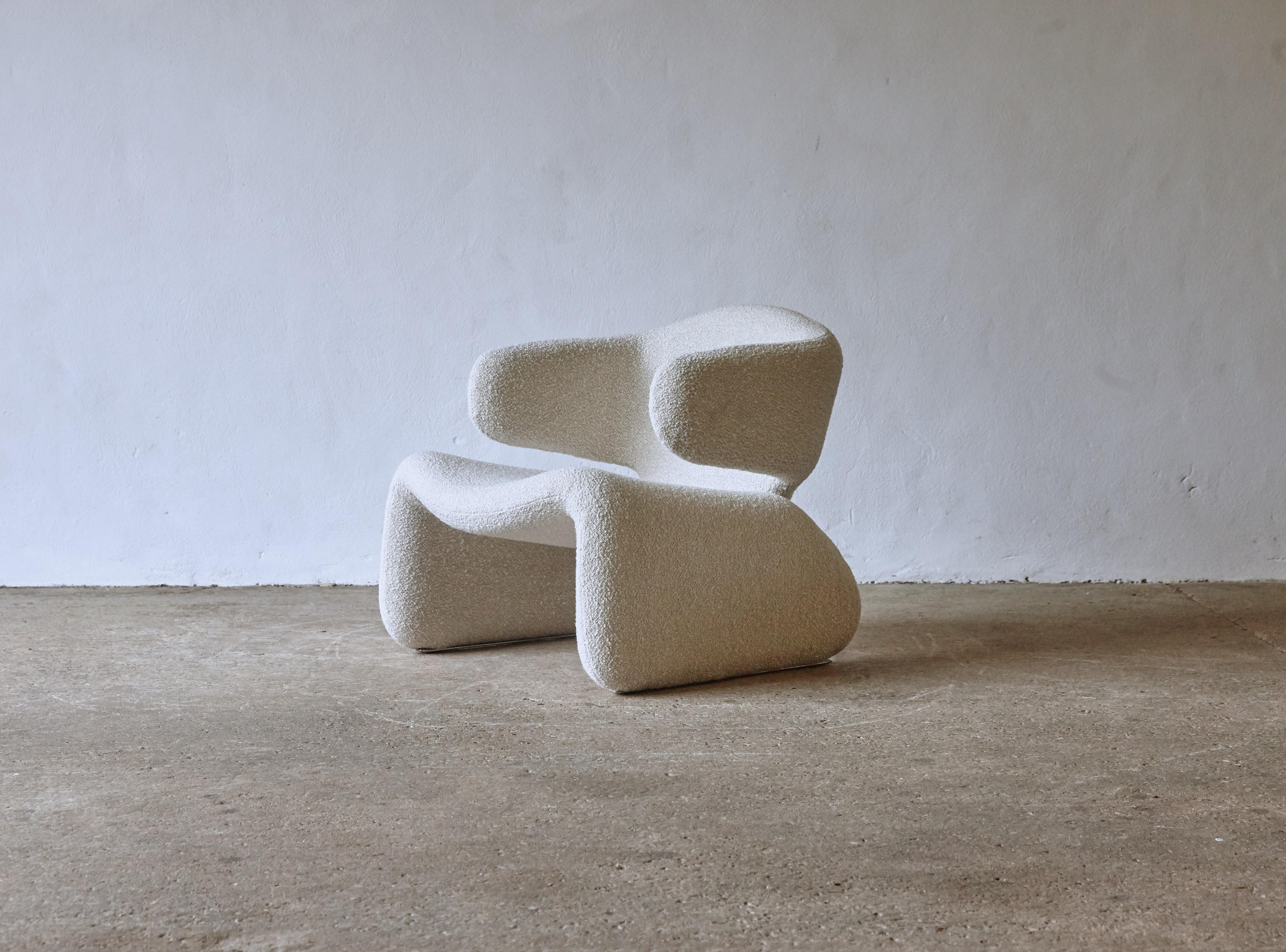 Rare Djinn chair by Olivier Mourgue, France, manufactured by Airborne International, circa 1965. Early edition newly upholstered in high quality wool Lelievre Lama Naturel boucle. A superb piece, ready to use. This model was famously used in Stanley