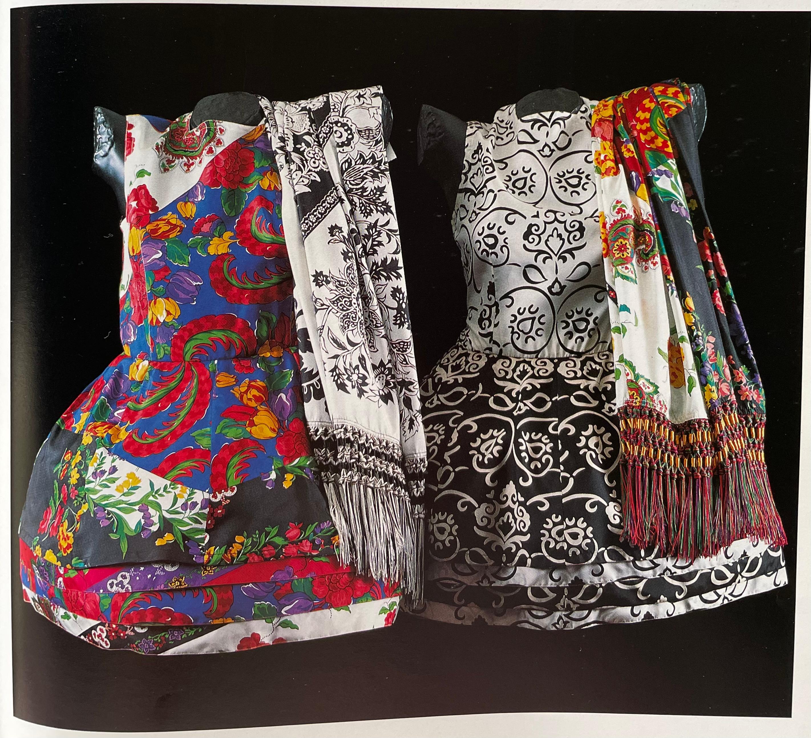 Rare Documented Gianni Versace Sera Fringed Giant Stole Shawl, SS 1988 In Good Condition For Sale In Geneva, CH