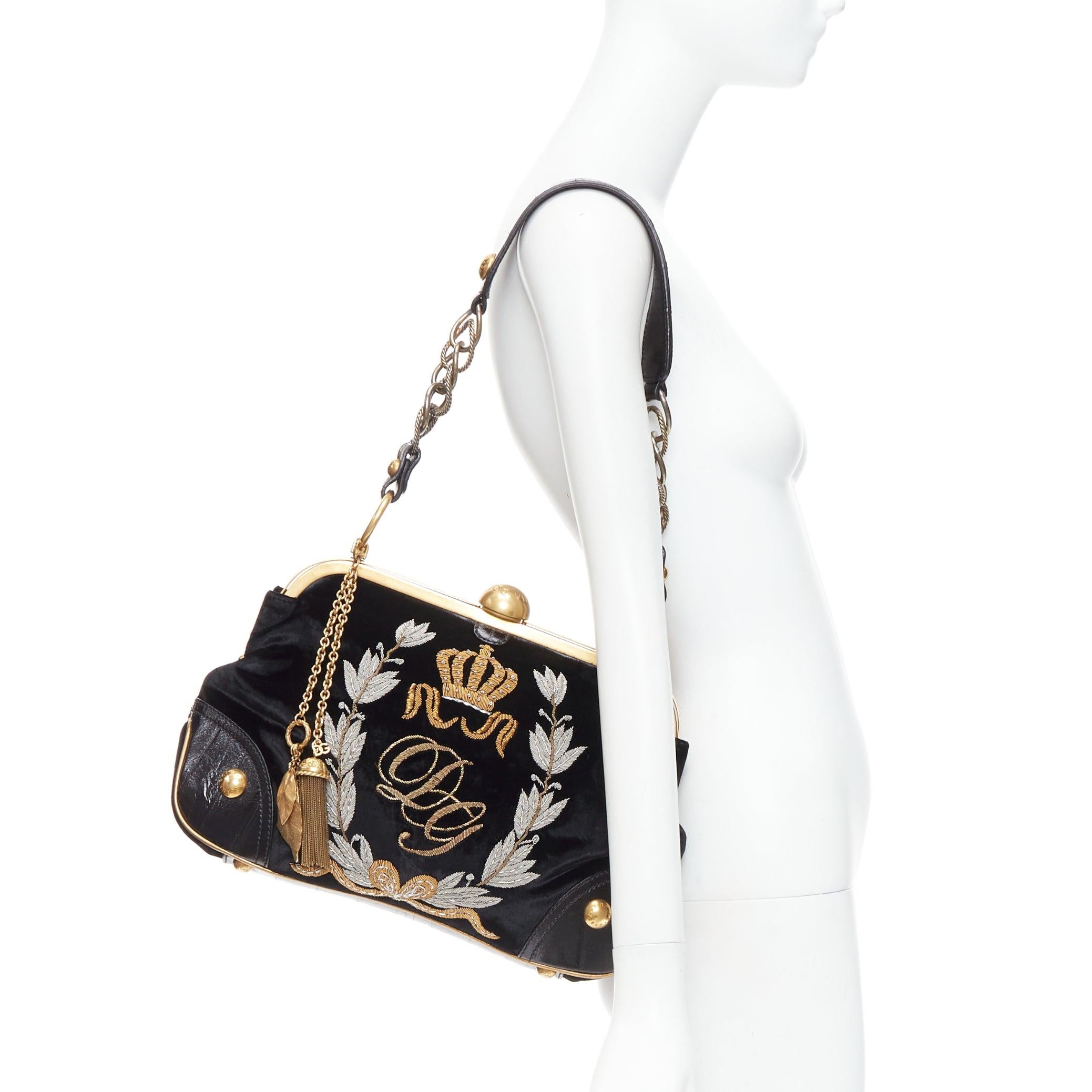 rare DOLCE GABBANA 2006 Runway black velvet gold DG logo embroidered bag
Reference: TGAS/E00789
Brand: Dolce Gabbana
Designer: Domenico Dolce and Stefano Gabbana
Collection: FW 2006 - Runway
Material: Velour, Metal
Color: Black, Gold
Pattern: