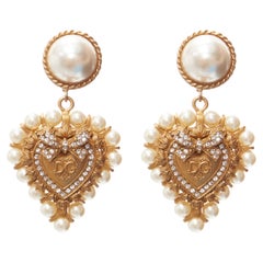 rare DOLCE GABBANA boucles d'oreilles clip avec logo DG en ton or, perle baroque, cœur en forme de goutte