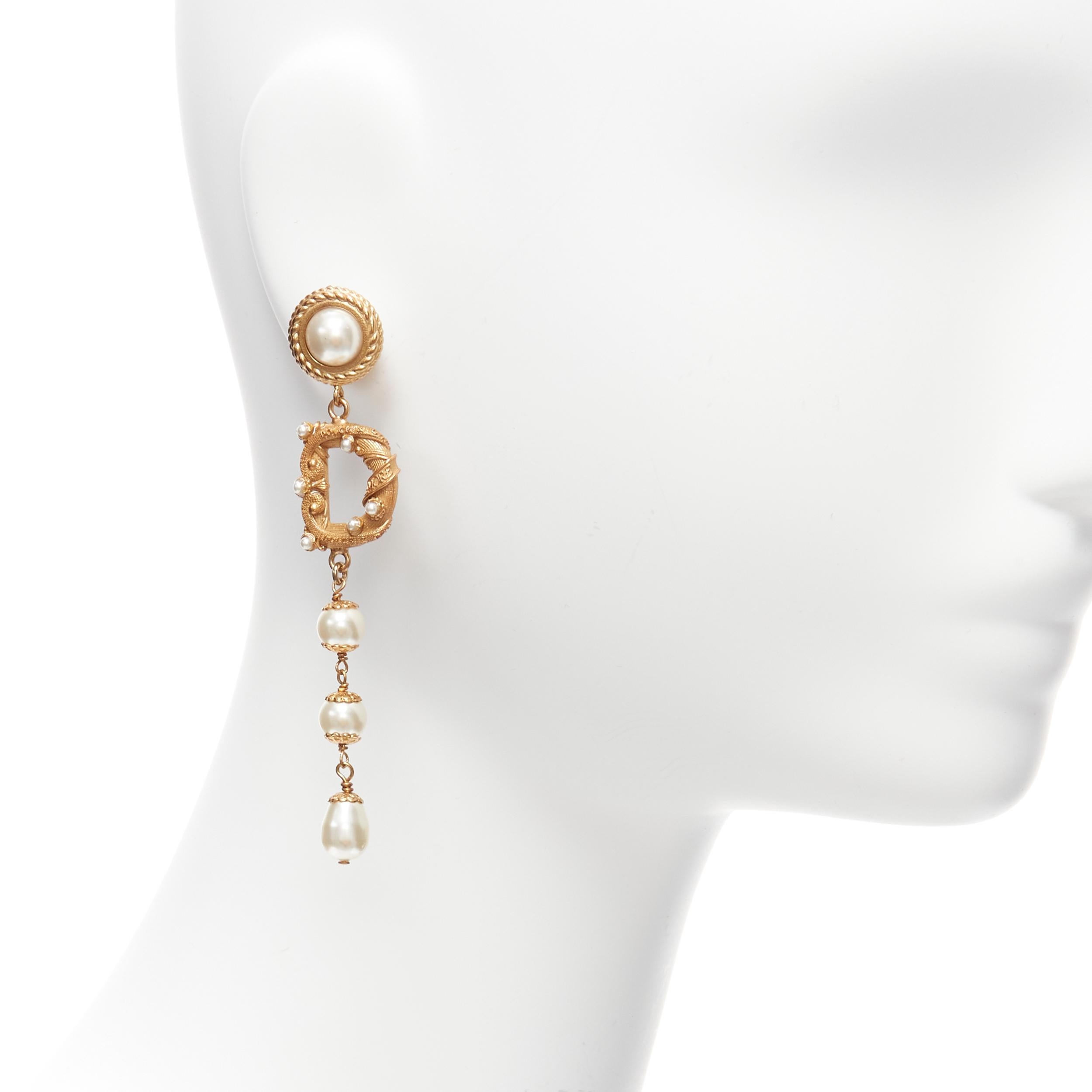 rare DOLCE GABBANA boucles d'oreilles clip avec perles baroques et logo DG en ton or Excellent état - En vente à Hong Kong, NT