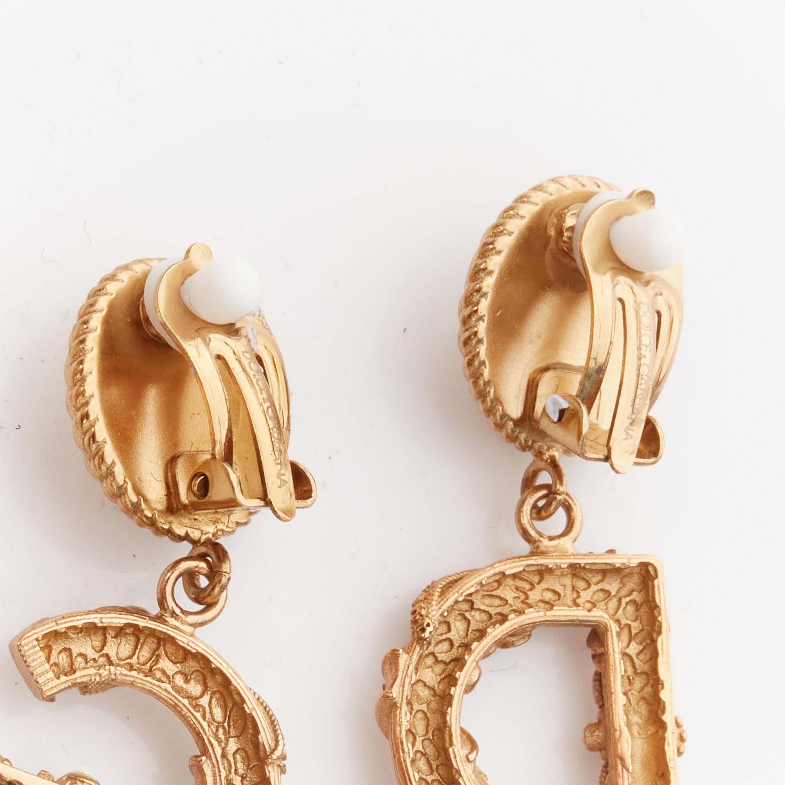 rare DOLCE GABBANA gold tone DG logo baroque pearl tiered drop clip earrings For Sale 2