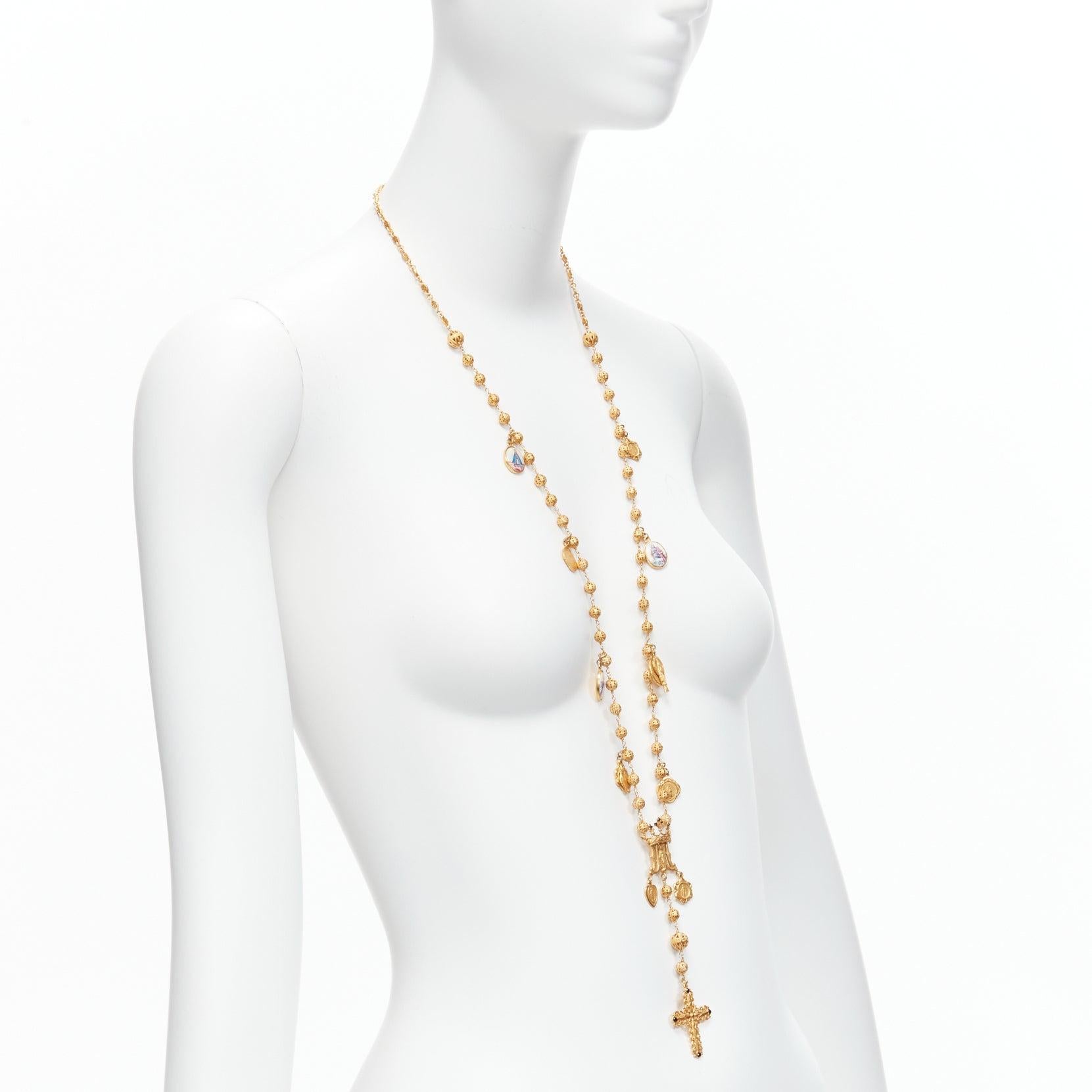 Lange Rosary-Halskette, DOLCE GABBANA, Goldfarben, Jesus-Kreuz- Heiligen, Münzanhänger im Zustand „Gut“ im Angebot in Hong Kong, NT