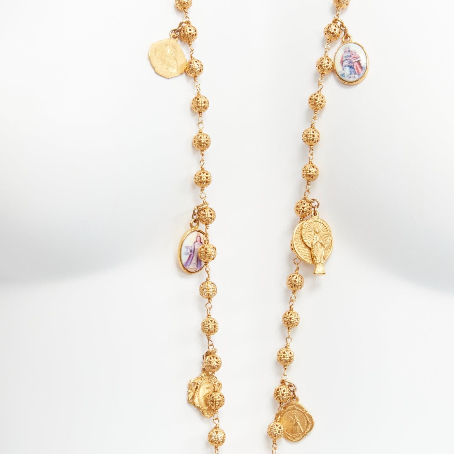 DOLCE GABBANA Collier long à breloques en or avec croix Sainte et pendentif en forme de pièce de monnaie en vente 4