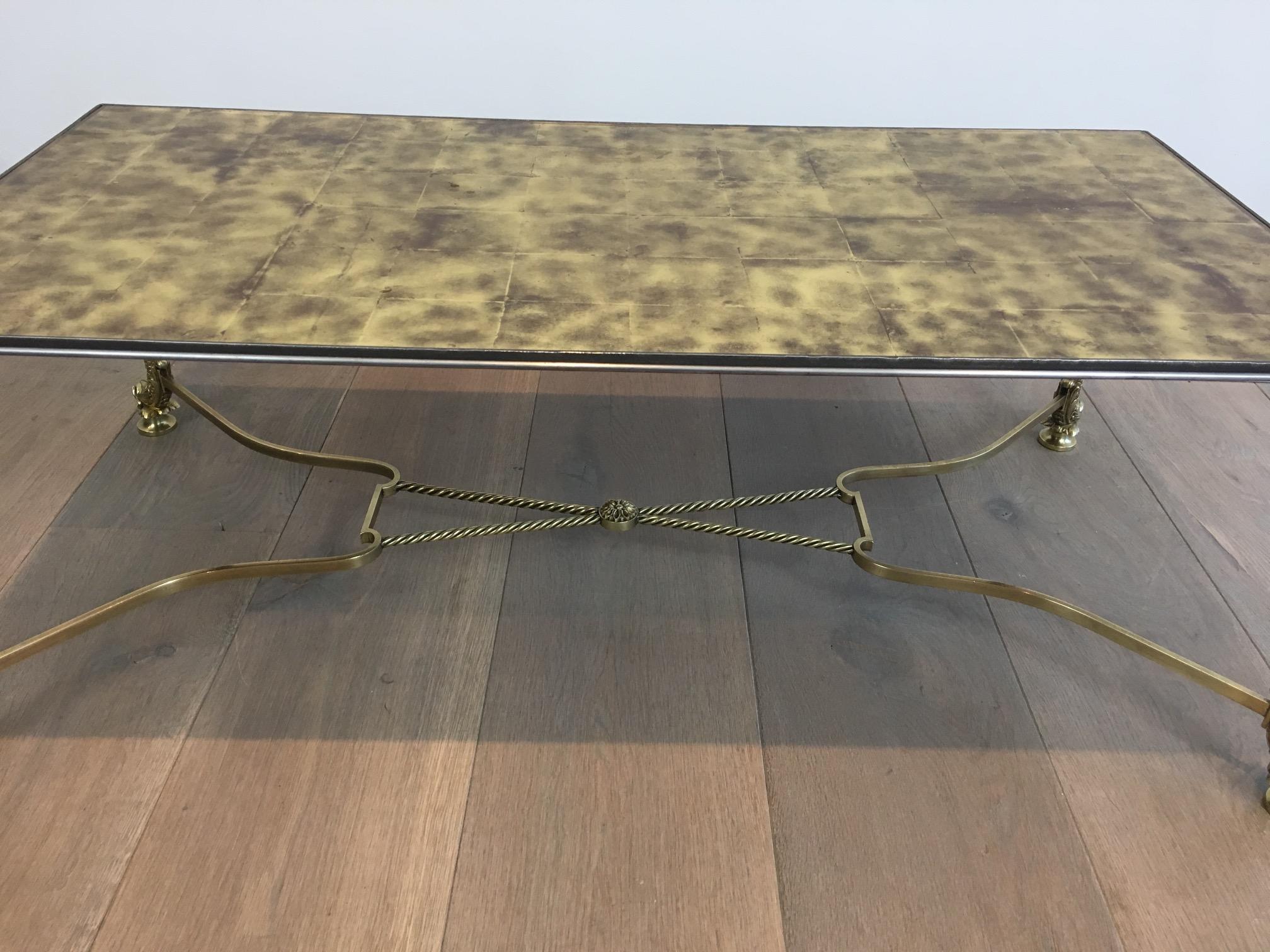 Table basse néoclassique rare avec magnifique plateau en verre doré représentant des dauphins en vente 7