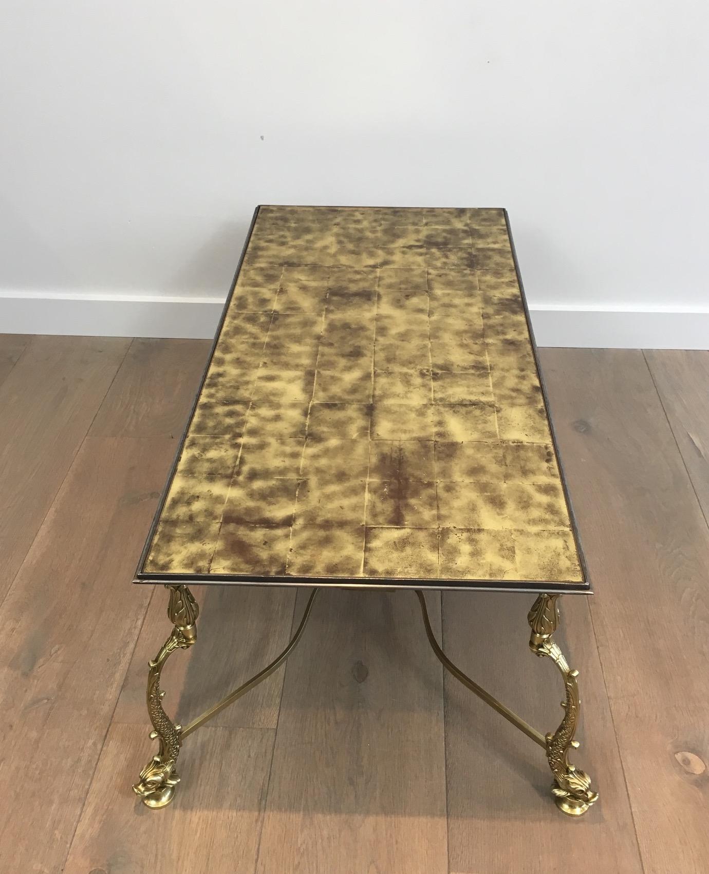 Français Table basse néoclassique rare avec magnifique plateau en verre doré représentant des dauphins en vente