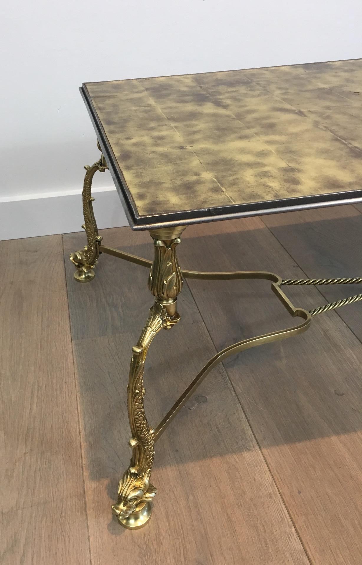 Table basse néoclassique rare avec magnifique plateau en verre doré représentant des dauphins Bon état - En vente à Marcq-en-Barœul, Hauts-de-France