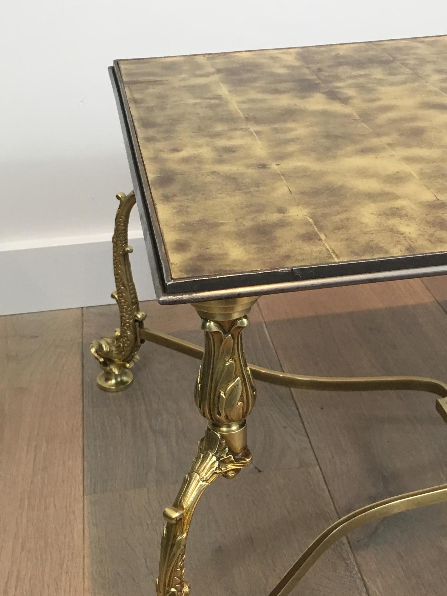 Milieu du XXe siècle Table basse néoclassique rare avec magnifique plateau en verre doré représentant des dauphins en vente
