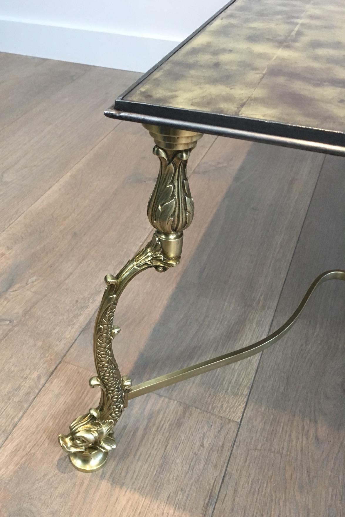 Laiton Table basse néoclassique rare avec magnifique plateau en verre doré représentant des dauphins en vente
