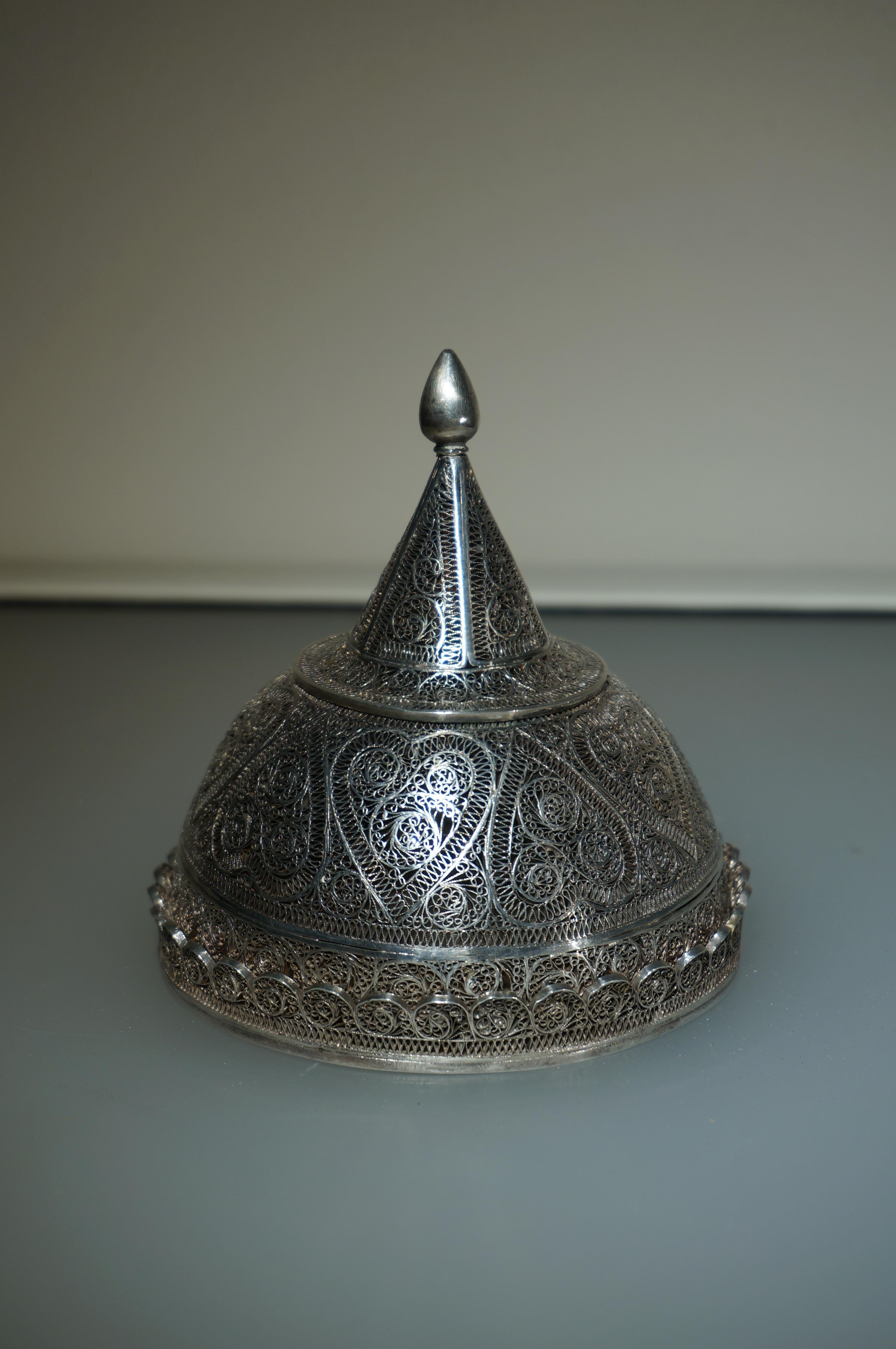 Rare type of domed filigree silver box with a scent bottle inside (top can be screwed off).
Presumably used as a spice/perfume box.

Presumably made in Karimnagar, India, early 19th century.

Dimensions approx. (h.)11 x (w.) 11,5 cm.
Unmarked,