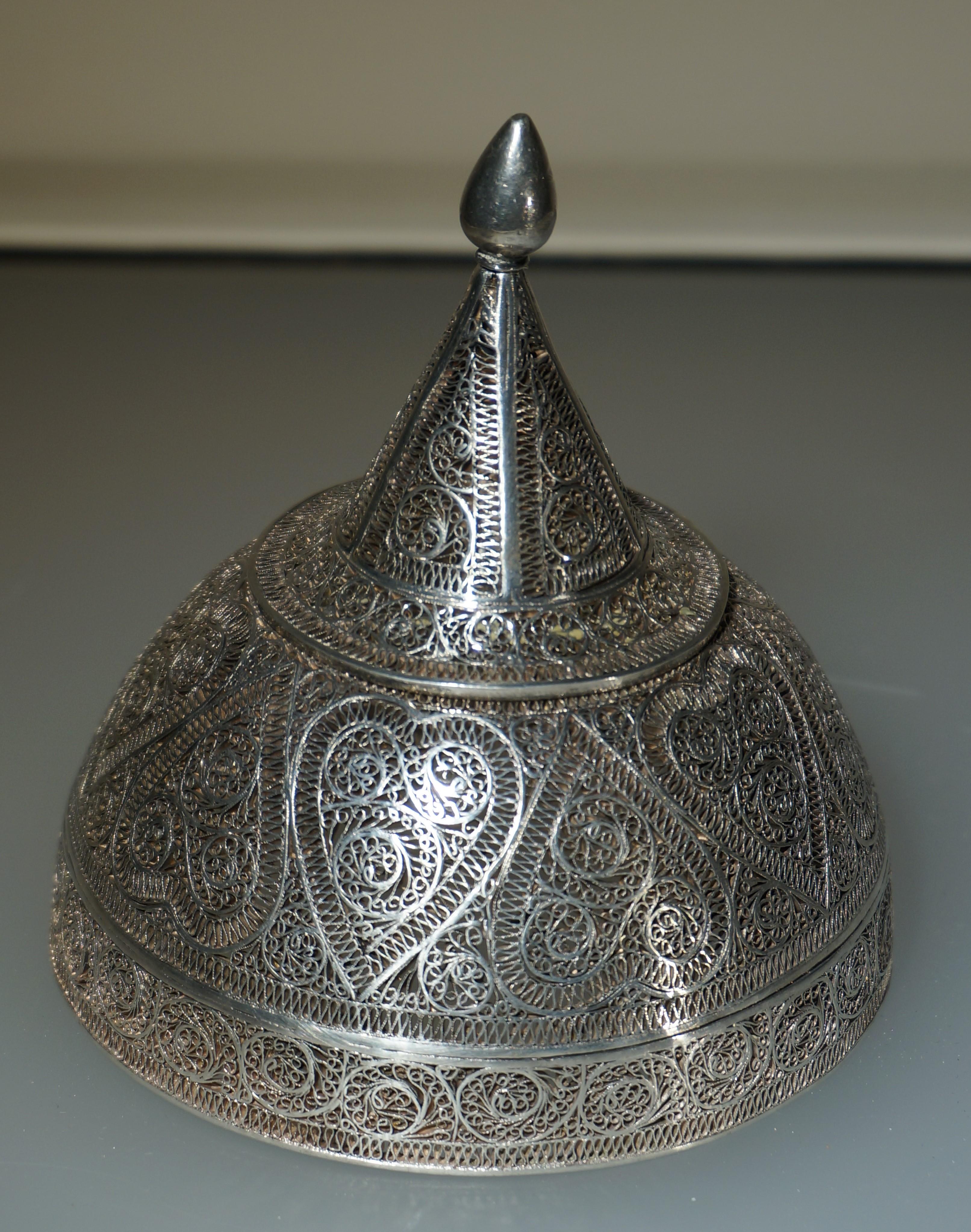 Rare domed filigree silver box, India, early 19th century. In Good Condition For Sale In DEVENTER, NL