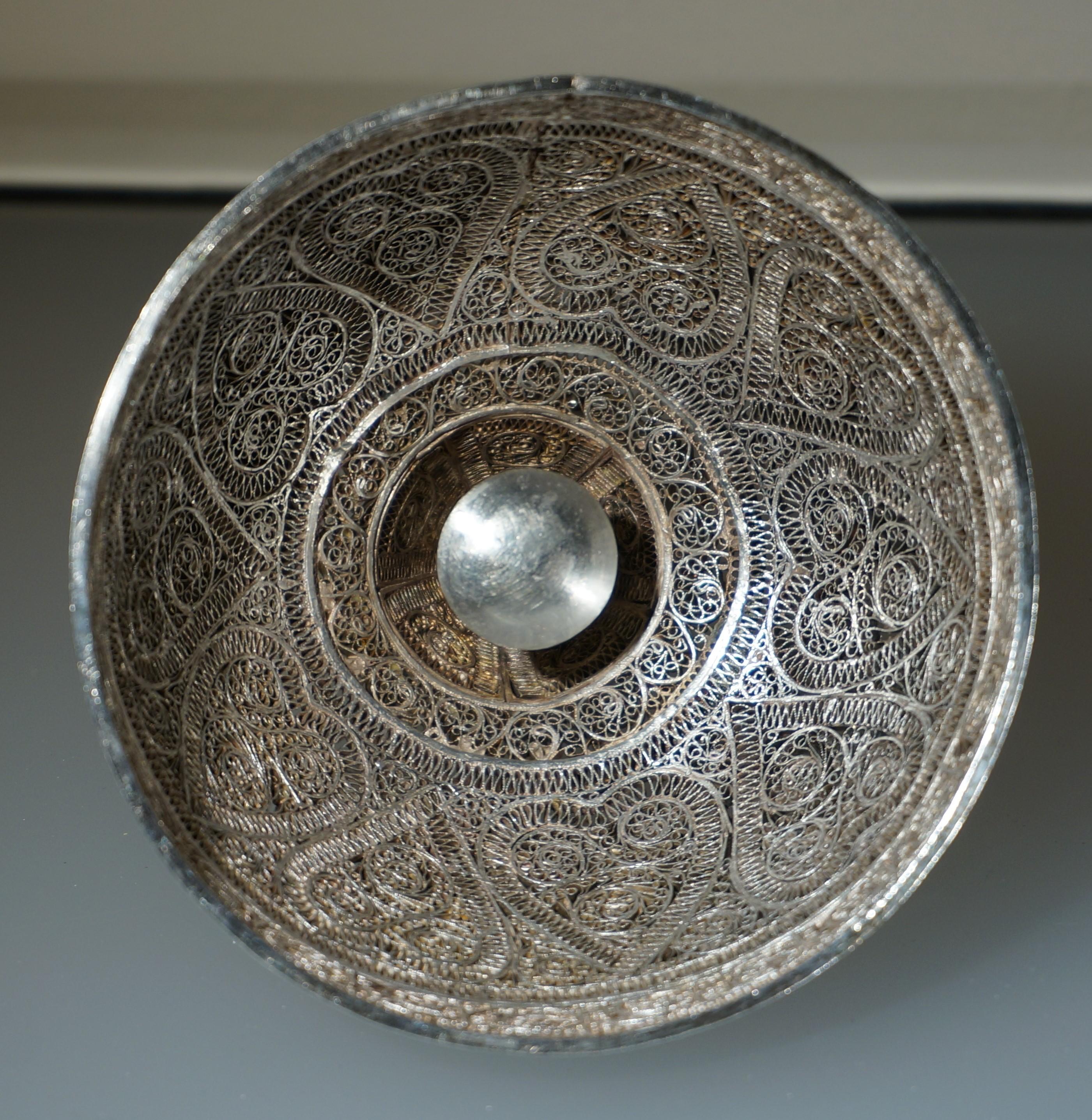 Silver Rare domed filigree silver box, India, early 19th century. For Sale