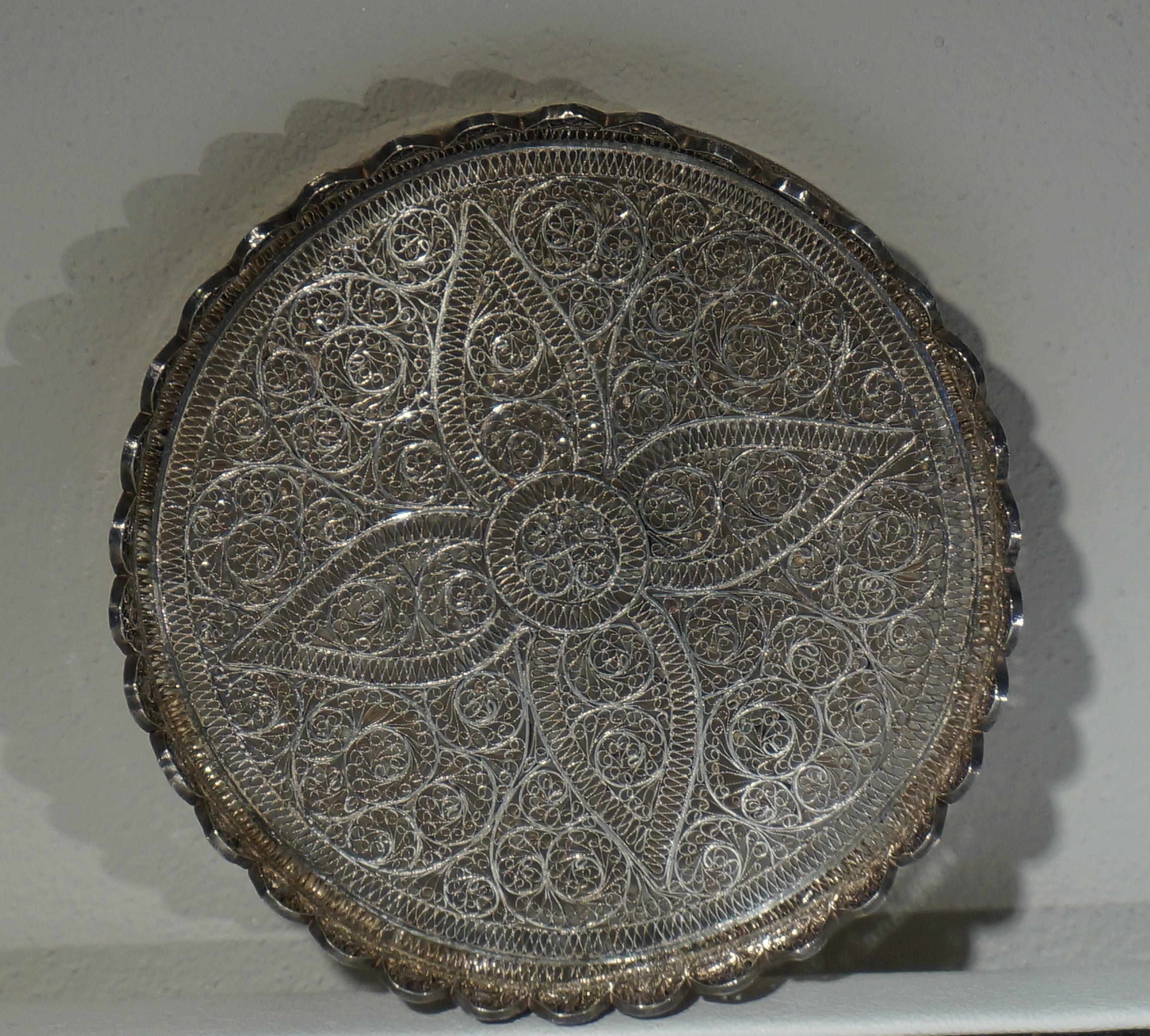 Rare domed filigree silver box, India, early 19th century. For Sale 2