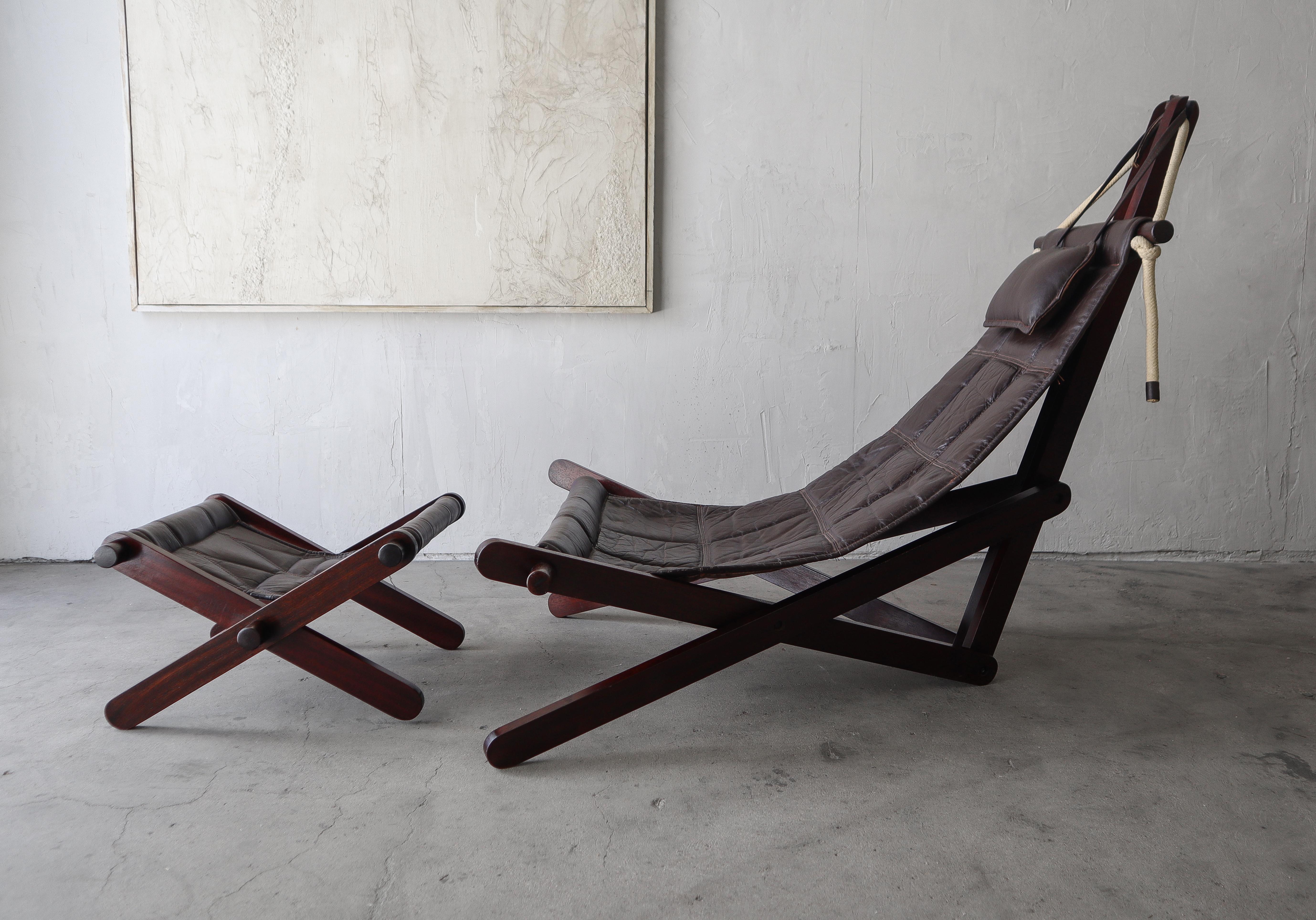 Chaise en cuir unique et ottoman rarement vu, conçus par l'architecte britannique Dominic Michaelis pour Moveis Corazza, Brésil.  La pièce est fabriquée en Jatoba (cerisier brésilien), avec des élingues en cuir et des détails en corde.

La chaise et