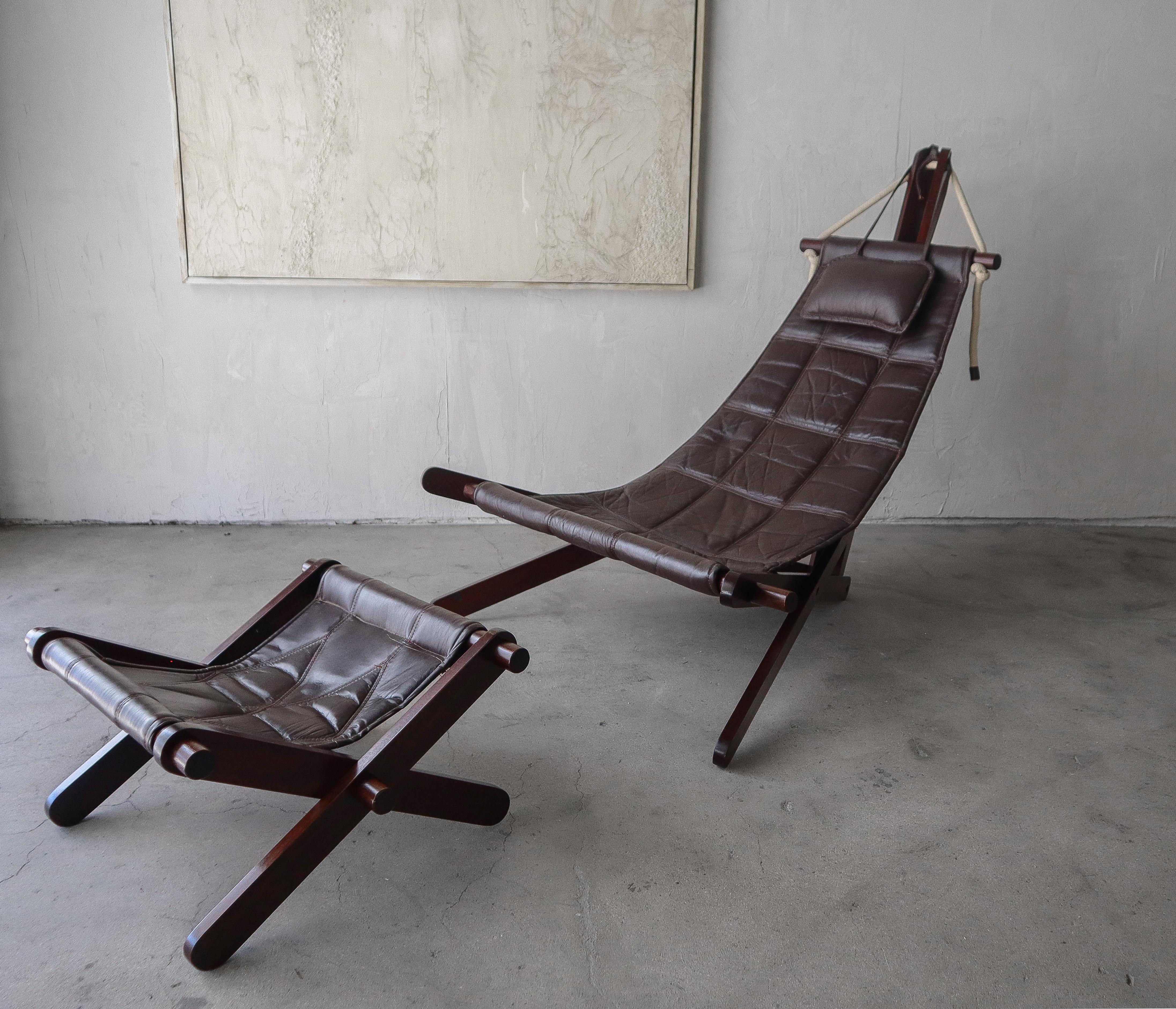 Sedia a fionda in pelle unica nel suo genere e pouf raramente visto, progettati dall'architetto britannico Dominic Michaelis per Moveis Corazza, Brasile.  Il pezzo è costruito in Jatoba (legno di ciliegio brasiliano), con imbracature in pelle e