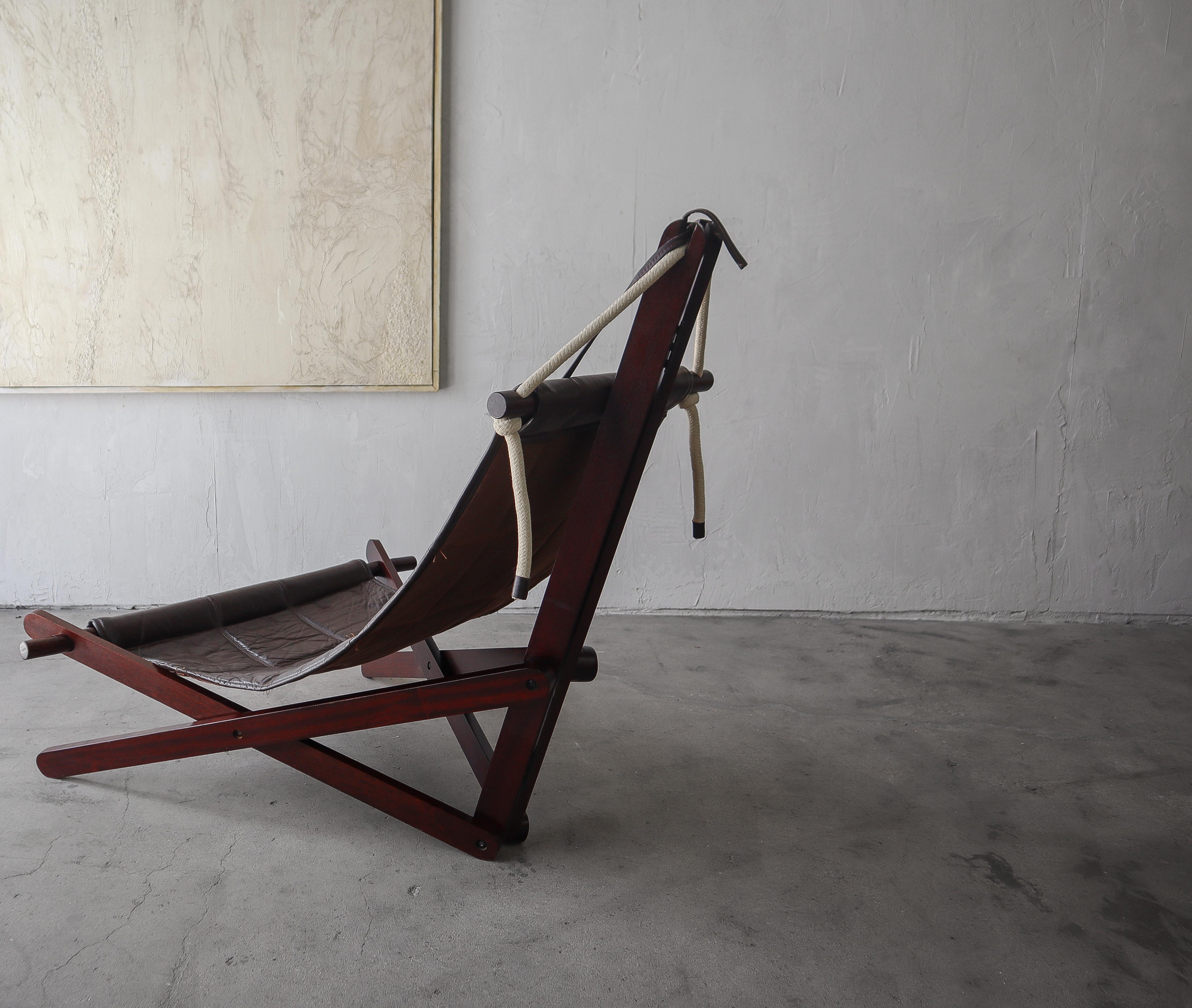 20ième siècle Rare fauteuil et pouf en cuir de Dominic Michaelis en vente