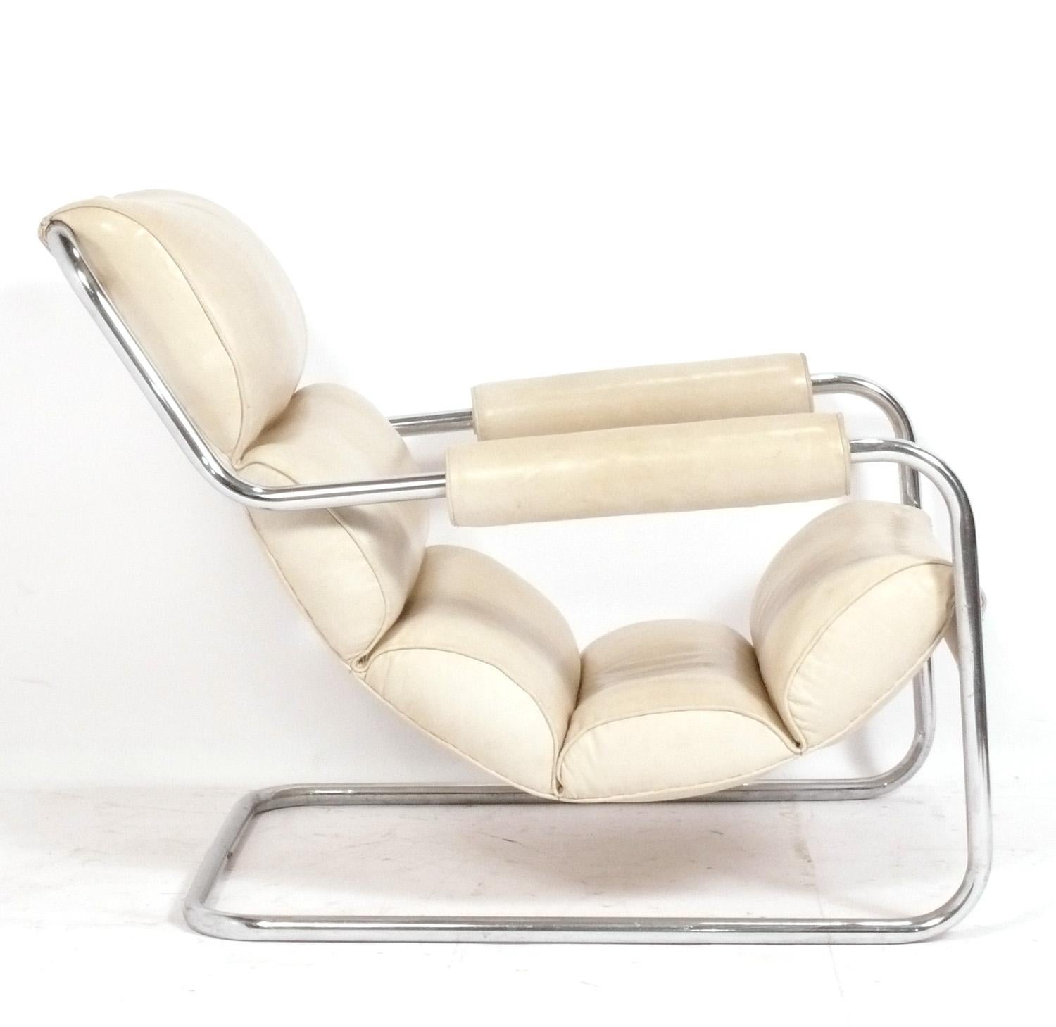 Seltener verchromter Art-Déco-Sessel, entworfen von Donald Deskey für Metallon, amerikanisch, ca. 1930er Jahre. Dieser Stuhl ist in der Zeitschrift Arts and Decoration, April 1935, S. 31, dokumentiert. Siehe die letzten beiden Fotos. Es ist auch in