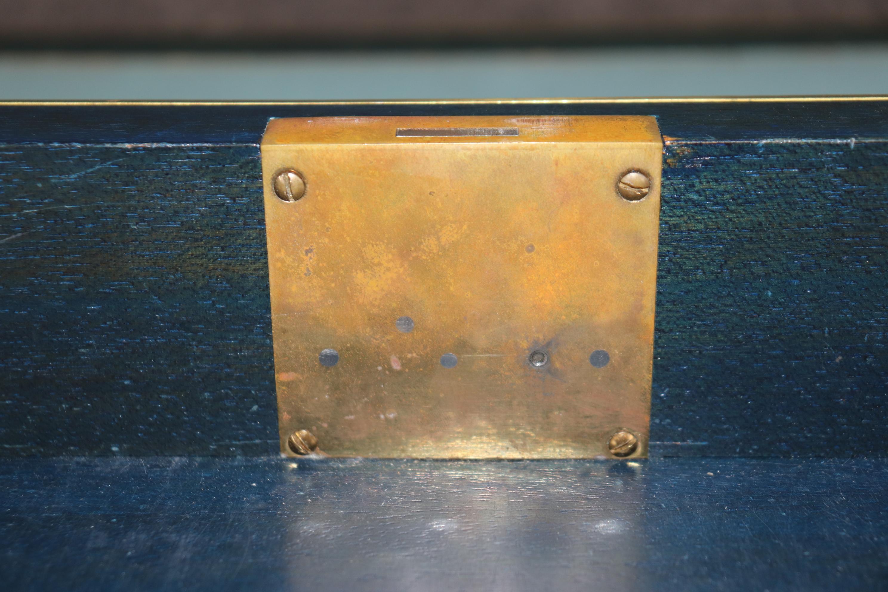 Bureau Plat de la Maison Jansen en cuir bleu-vert monté sur bronze 3
