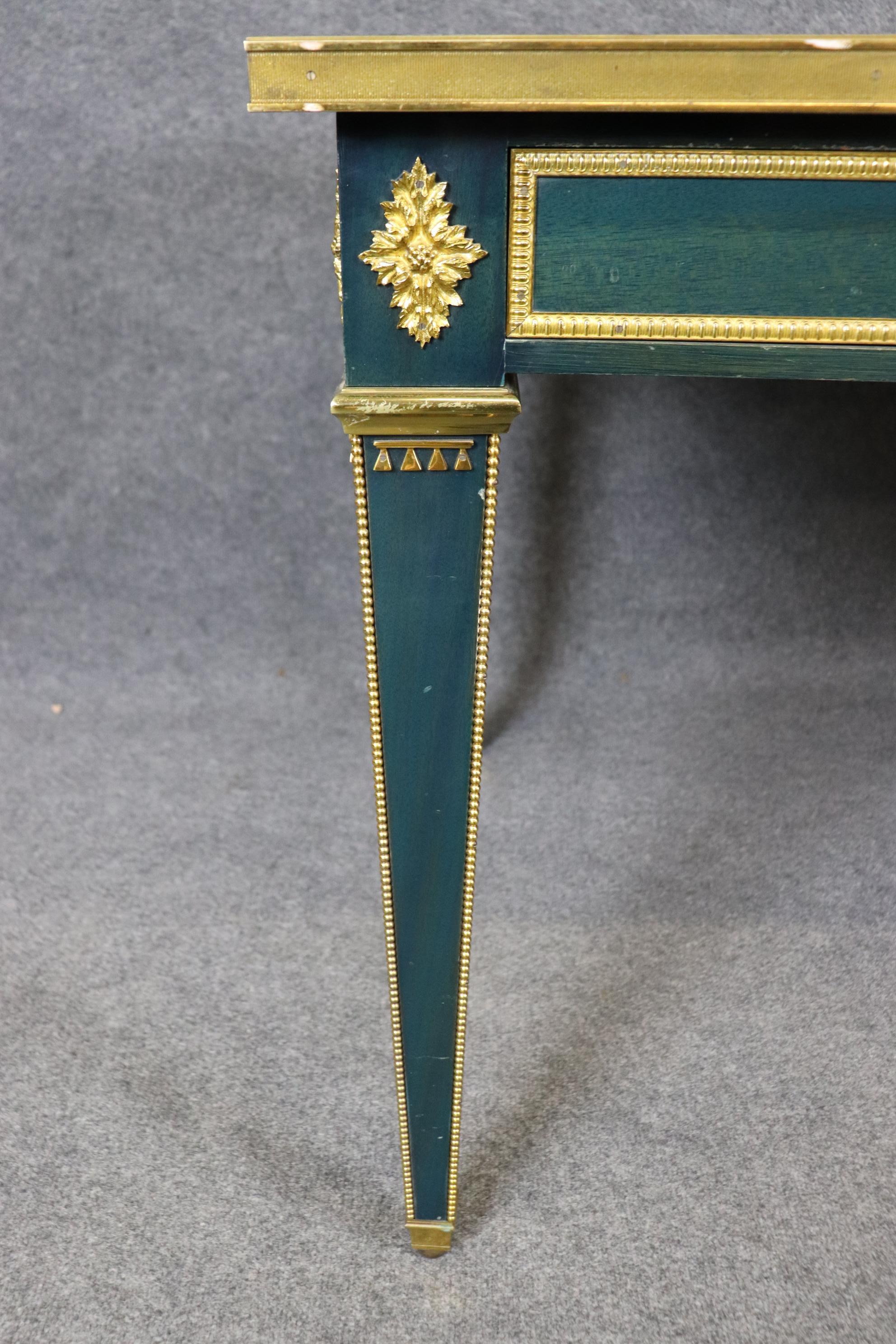 Bureau Plat de la Maison Jansen en cuir bleu-vert monté sur bronze 4